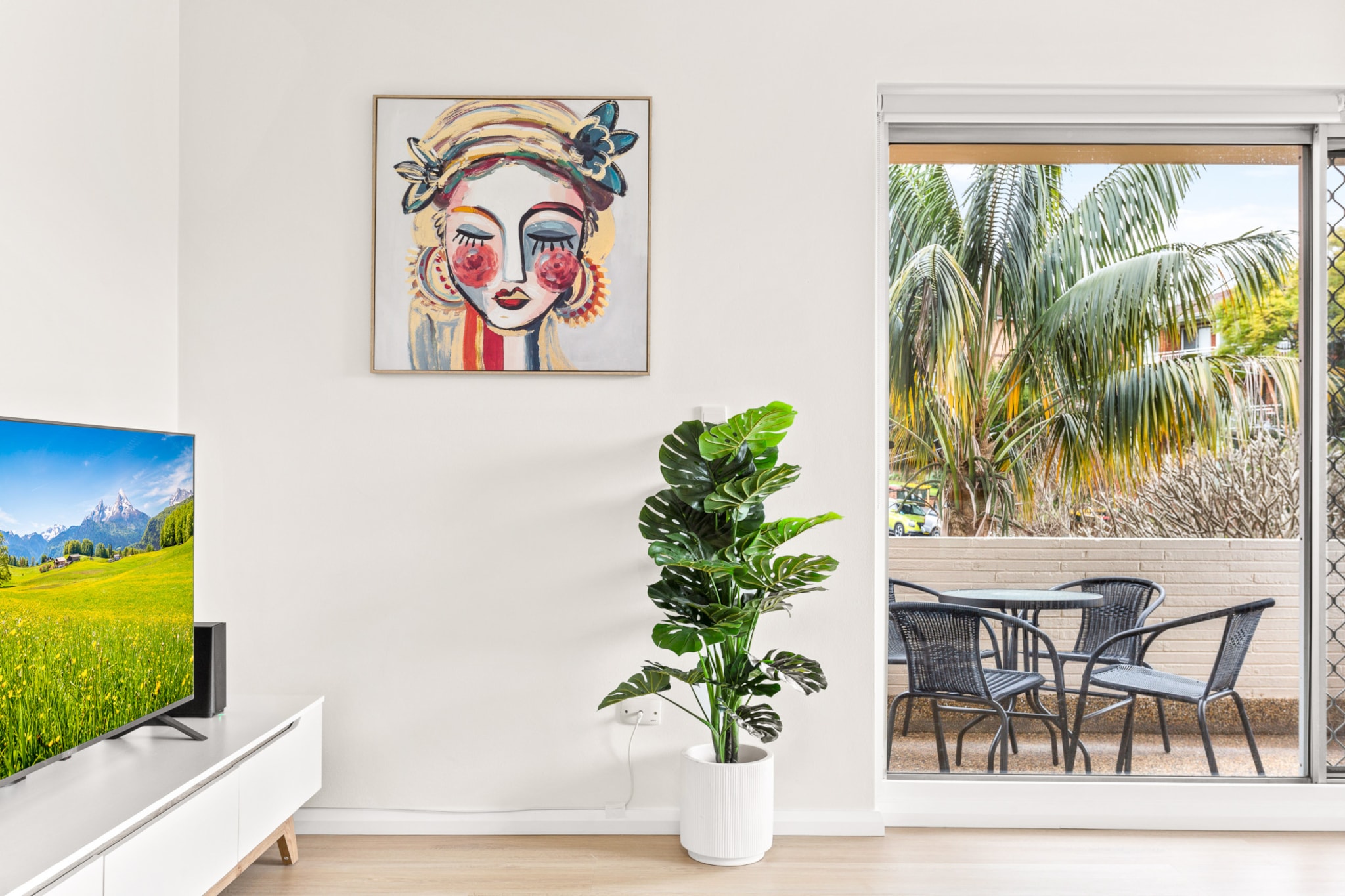 Bright and convenient apartment, close to shops