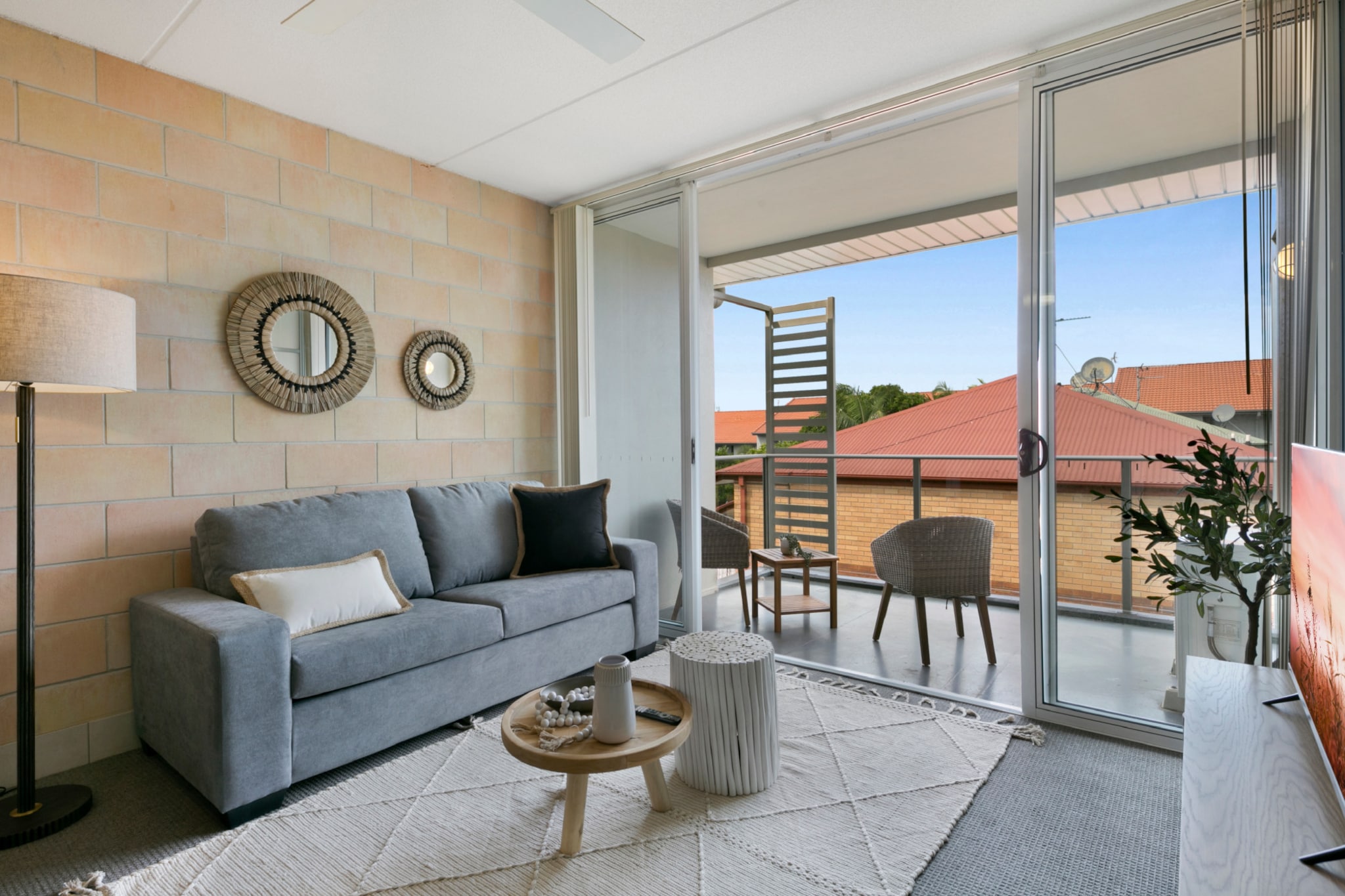 Bed Linen, Elevator, Hot Water, Internet Access DSL, Wardrobe, Living room(single sofa bed), Kitchen(stove, electric kettle, toaster, coffee machine, oven, microwave, fridge), bedroom(Queen Bed), bathroom(hairdryer, Towels/Sheets (Incl.), shampoo, body soap), First Aid, Play area, TV, tumble dryer, washing machine, balcony or terrace, heating, air conditioning, swimming pool, private outdoor pool, iron, Essentials, dishes and cutlery, Cooking basics, Conditioner, Long term stays allowed, Near Ocean, Shower gel, Wine glasses