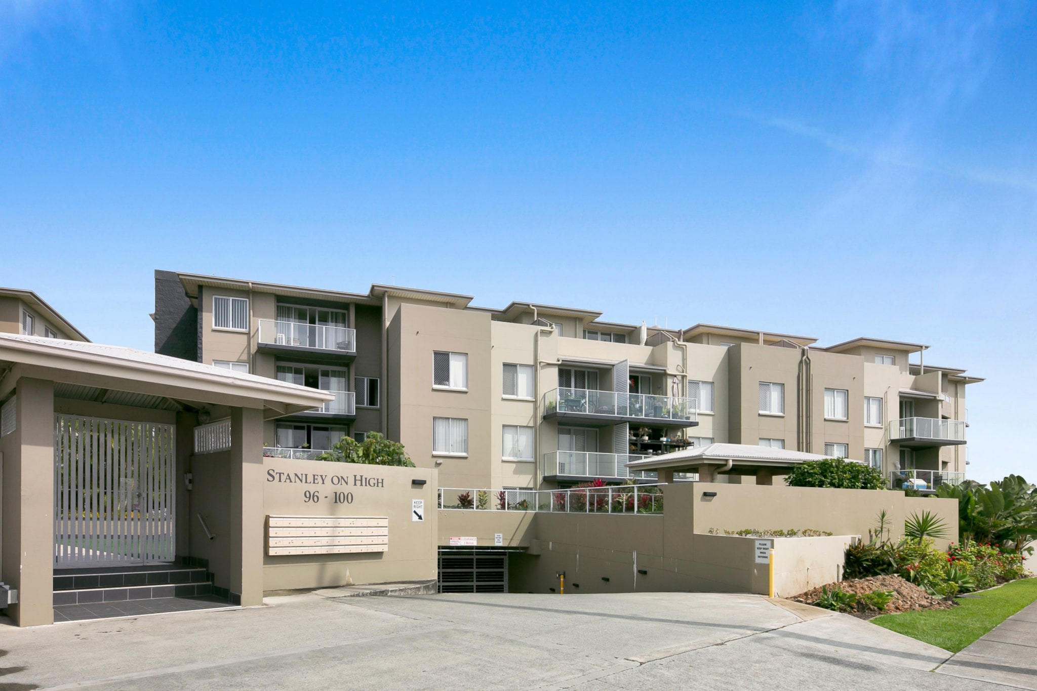 Sleek Apartment with Pool and Rooftop Terrace