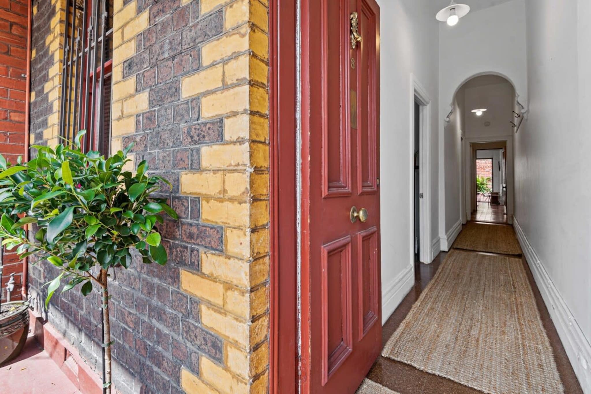Charming 2-Bed Town House Near Market