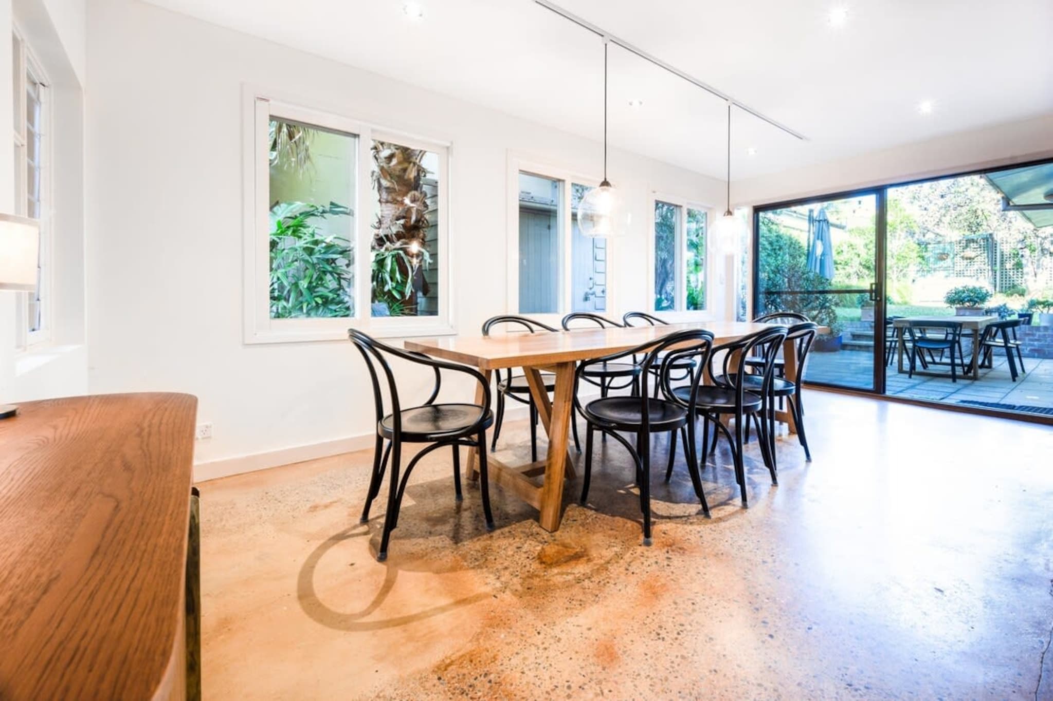 Bed Linen, Desk, Hot Water, Internet Access DSL, Wardrobe, Living room(TV, dining table, seating area), Kitchen(stove, electric kettle, toaster, coffee machine, oven, microwave, dishwasher, fridge, dishes and cutlery), bedroom(Queen Bed), bedroom(double bed), bedroom(double bed), bedroom(double bed), bathroom(bath tub, washbasin, toilet, hairdryer, Towels/Sheets (Incl.), shampoo, body soap, Essentials), bathroom(shower, washbasin, toilet, hairdryer, Towels/Sheets (Incl.), shampoo, body soap, Essentials), First Aid, Play area, tumble dryer, washing machine, heating, air conditioning, iron, Dedicated workspace, Carbon monoxide detector, Conditioner, Long term stays allowed, Room-darkening shades, Shower gel, Wine glasses