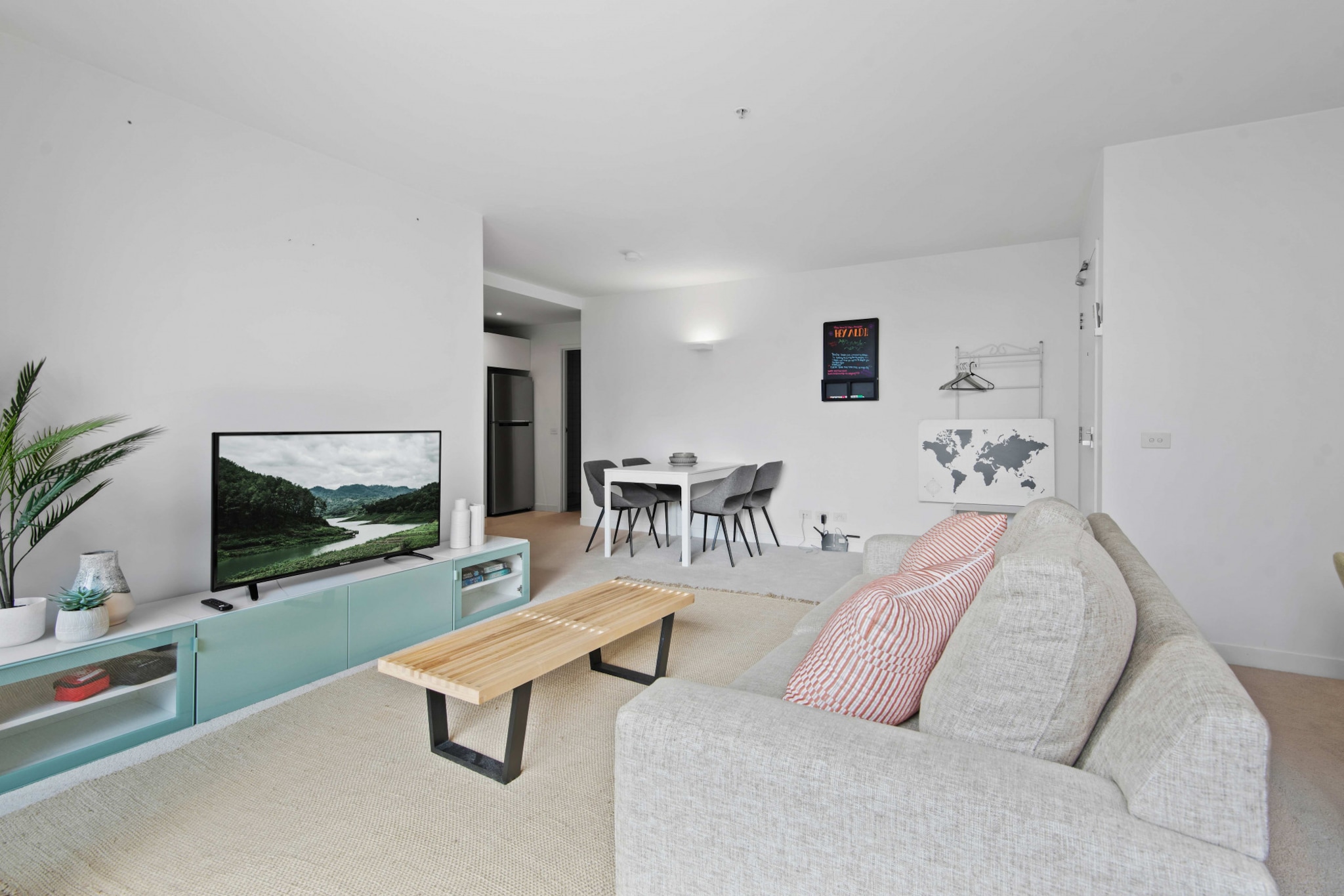 Modern 1-Bed City Apartment with Pool and Gym