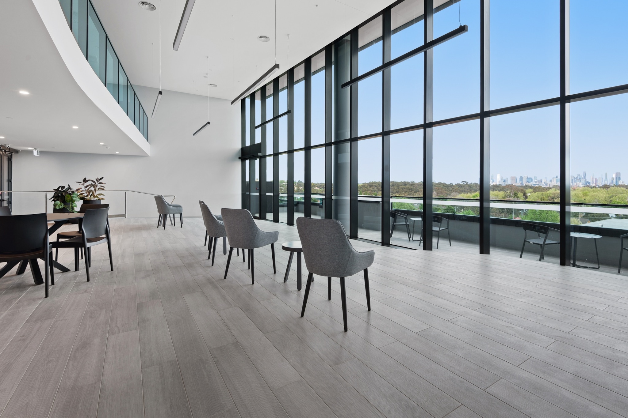 Generous 2-Bed Apartment with Great Amenities