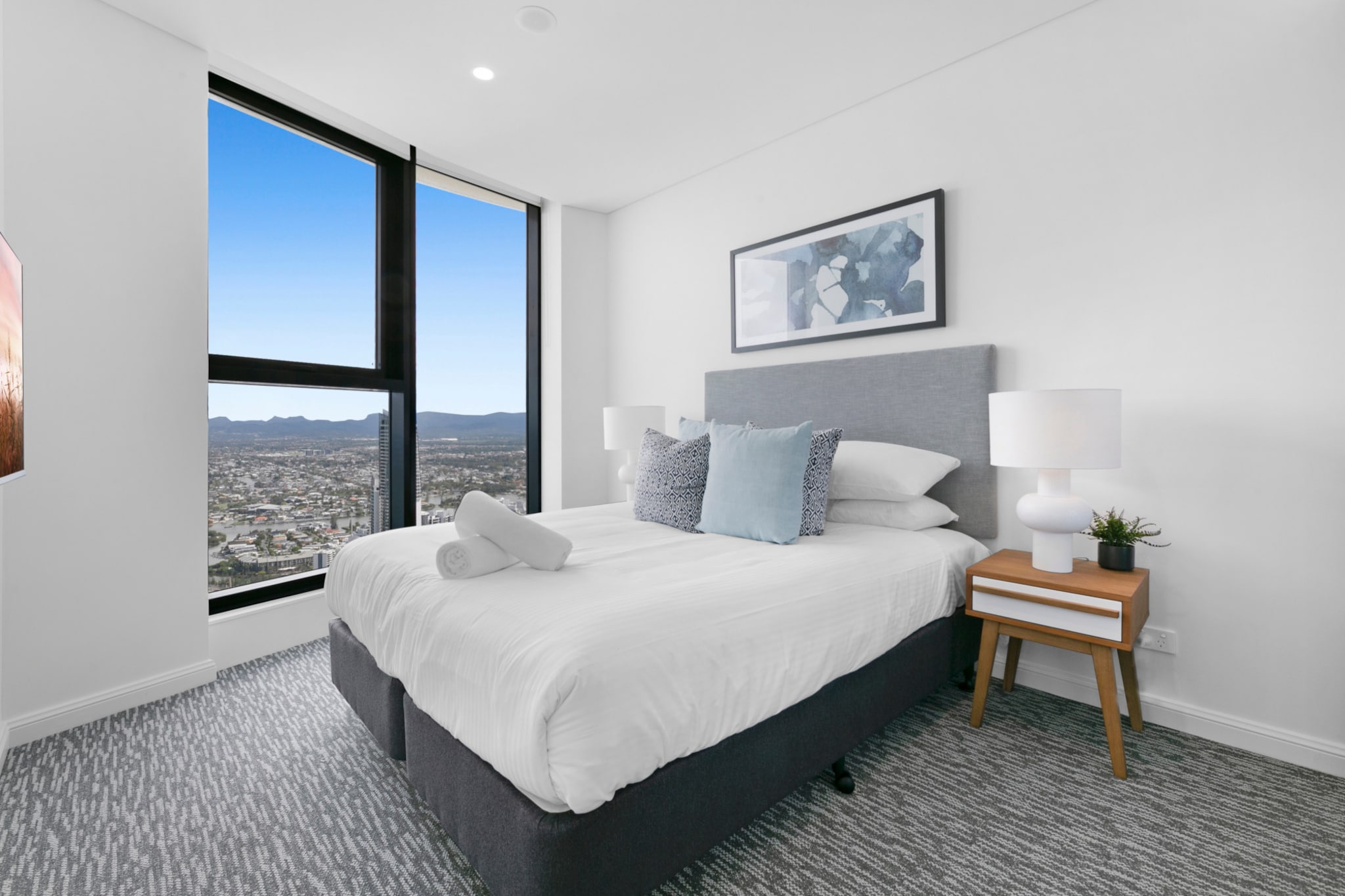 Oceanfront 2-Bed with Spectacular View Pool & Gym