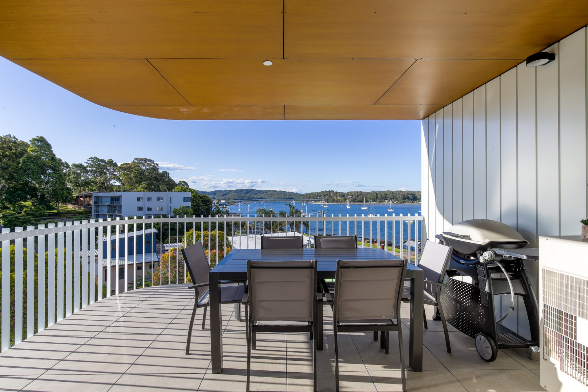 Bay View 2-Bedroom Apartment with BBQ