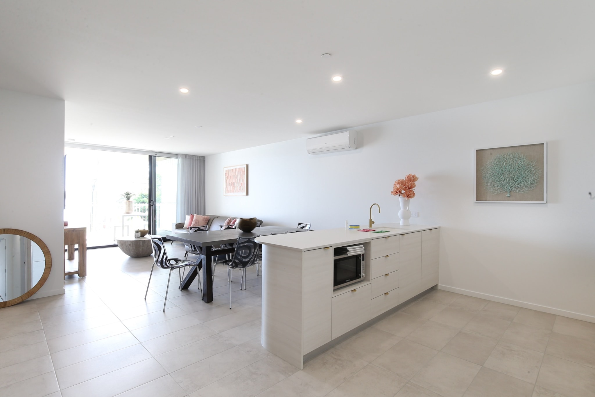 Bed Linen, Elevator, Hot Water, Internet Access DSL, Wardrobe, Living room(TV, dining table, seating area), Kitchen(stove, electric kettle, toaster, coffee machine, oven, microwave, dishwasher, fridge, dishes and cutlery), bedroom(double king size bed), bedroom(Queen Bed), bedroom(Queen Bed), bathroom(tumble dryer, washing machine, iron, hairdryer, Towels/Sheets (Incl.), shampoo, body soap, Essentials, Conditioner, Shower gel), bathroom, First Aid, Beach, Play area, cot, balcony or terrace, heating, air conditioning, swimming pool, private outdoor pool, Carbon monoxide detector, Long term stays allowed, Near Ocean, Room-darkening shades, Sea view, Wine glasses