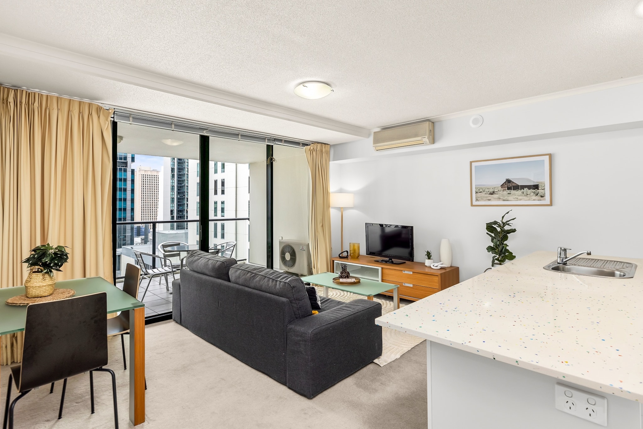1-Bed Brisbane City Centre with Pool, BBQ & Gym