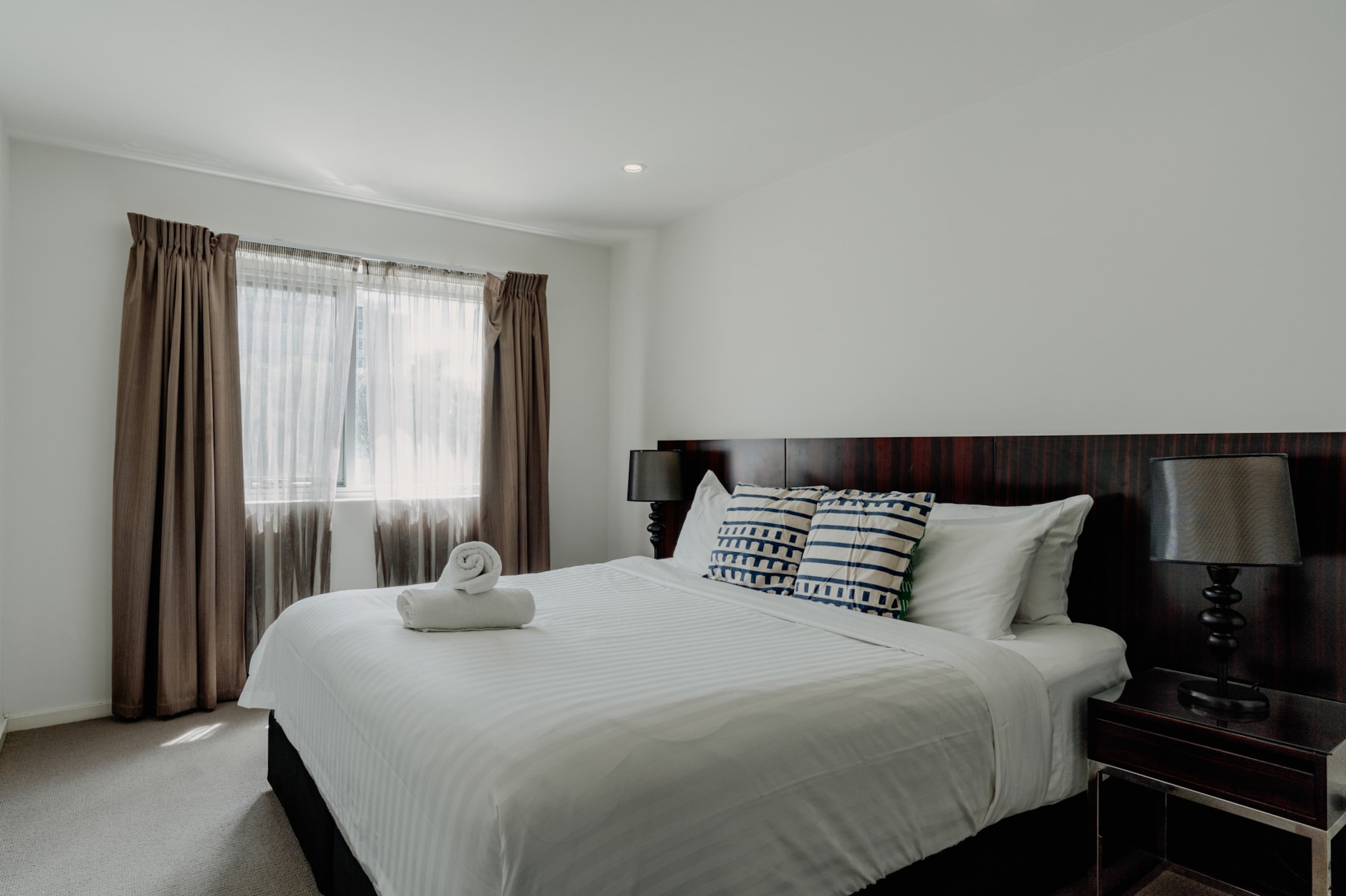 Desk, Hot Water, Internet Access DSL, Living room(TV), Kitchen(stove, electric kettle, toaster, oven, microwave, dishwasher, fridge, dishes and cutlery), bedroom(Bed Linen, Wardrobe, double king size bed), bathroom, First Aid, tumble dryer, washing machine, balcony or terrace, heating, air conditioning, iron, hairdryer, Towels/Sheets (Incl.), shampoo, body soap, Essentials, Dedicated workspace, Carbon monoxide detector, Conditioner, Long term stays allowed, Room-darkening shades, Shower gel, Town, Wine glasses