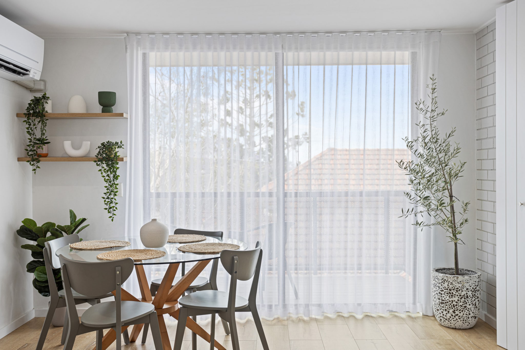 Hot Water, Internet Access DSL, Living room(TV, dining table, seating area, air conditioning), Kitchen(stove, electric kettle, toaster, coffee machine, oven, microwave, dishwasher, fridge, dishes and cutlery), bedroom(Bed Linen, Wardrobe, double king size bed), bathroom(bath tub, shower, washbasin, toilet, hairdryer, Towels/Sheets (Incl.), shampoo, body soap, Essentials, Conditioner), First Aid, cot, washing machine, balcony or terrace, heating, iron, Carbon monoxide detector, Long term stays allowed, Shower gel, Wine glasses