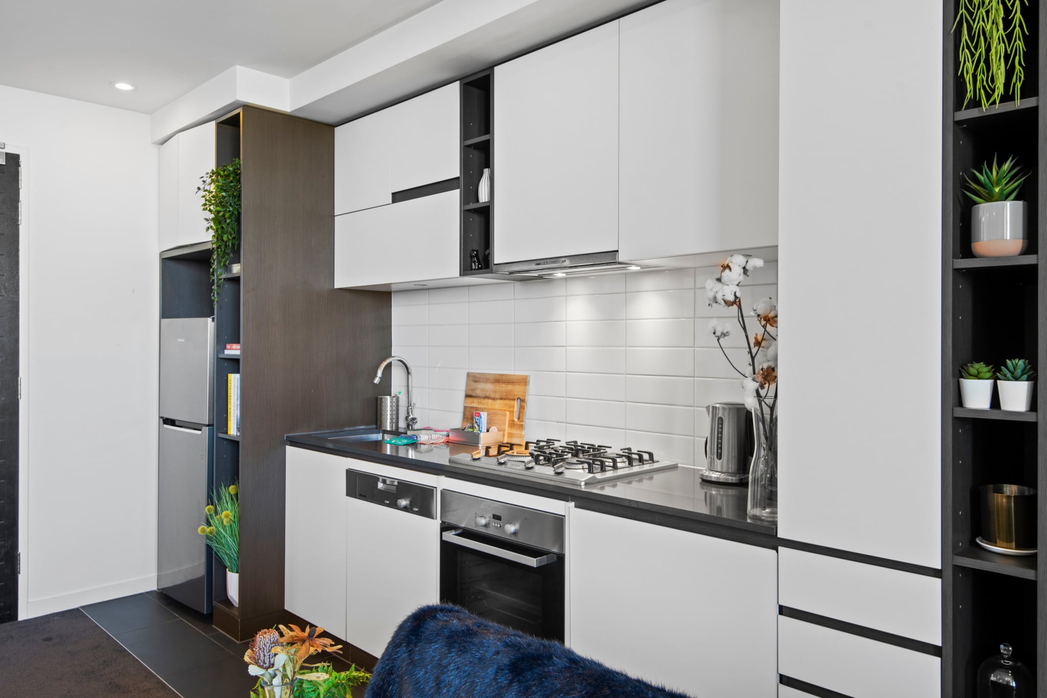 Desk, Elevator, Hot Water, Internet Access DSL, Living room(TV, dining table), Kitchen(stove, electric kettle, toaster, coffee machine, oven, microwave, dishwasher, fridge, dishes and cutlery), bedroom(Bed Linen, Wardrobe, double bed), bathroom(hairdryer, Towels/Sheets (Incl.), Essentials), First Aid, Indoor pool, tumble dryer, washing machine, balcony or terrace, air conditioning, swimming pool, iron, Dedicated workspace, Carbon monoxide detector, Long term stays allowed, Room-darkening shades, Wine glasses