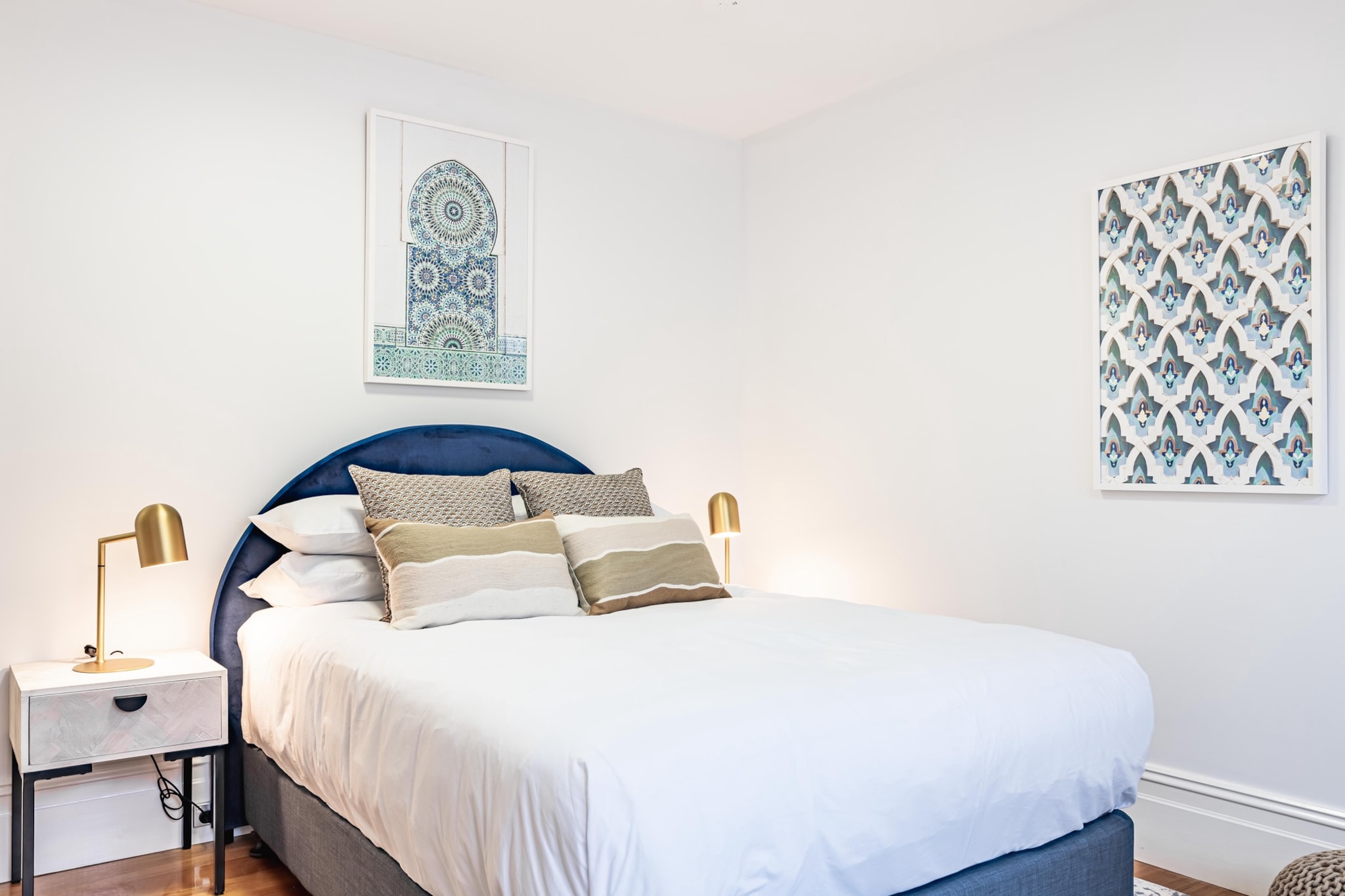 Bed Linen, Desk, Hot Water, Internet Access DSL, Wardrobe, Living room(TV, Queen Bed), Kitchen(stove, electric kettle, toaster, coffee machine, oven, microwave, dishwasher, fridge), bathroom(hairdryer, Towels/Sheets (Incl.), shampoo, body soap), First Aid, tumble dryer, washing machine, iron, Essentials, dishes and cutlery, Dedicated workspace, Carbon monoxide detector, Conditioner, Long term stays allowed, Room-darkening shades, Shower gel, Town, Wine glasses