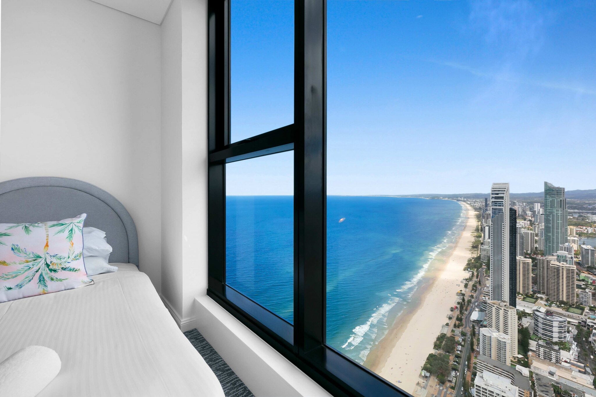 Oceanfront 3-Bed with Stunning Views, Pool & Sauna
