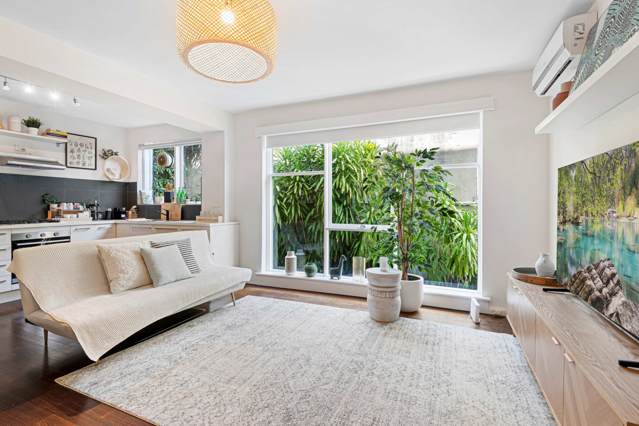 Bed Linen, Desk, Hot Water, Internet Access DSL, Wardrobe, Kitchen(stove, electric kettle, toaster, coffee machine, oven, microwave, fridge), bedroom(Queen Bed), bathroom(bath tub, hairdryer, Towels/Sheets (Incl.), shampoo, body soap), First Aid, TV, heating, air conditioning, iron, Essentials, dishes and cutlery, Dedicated workspace, Cooking basics, Carbon monoxide detector, Conditioner, Long term stays allowed, Room-darkening shades, Shower gel, Wine glasses