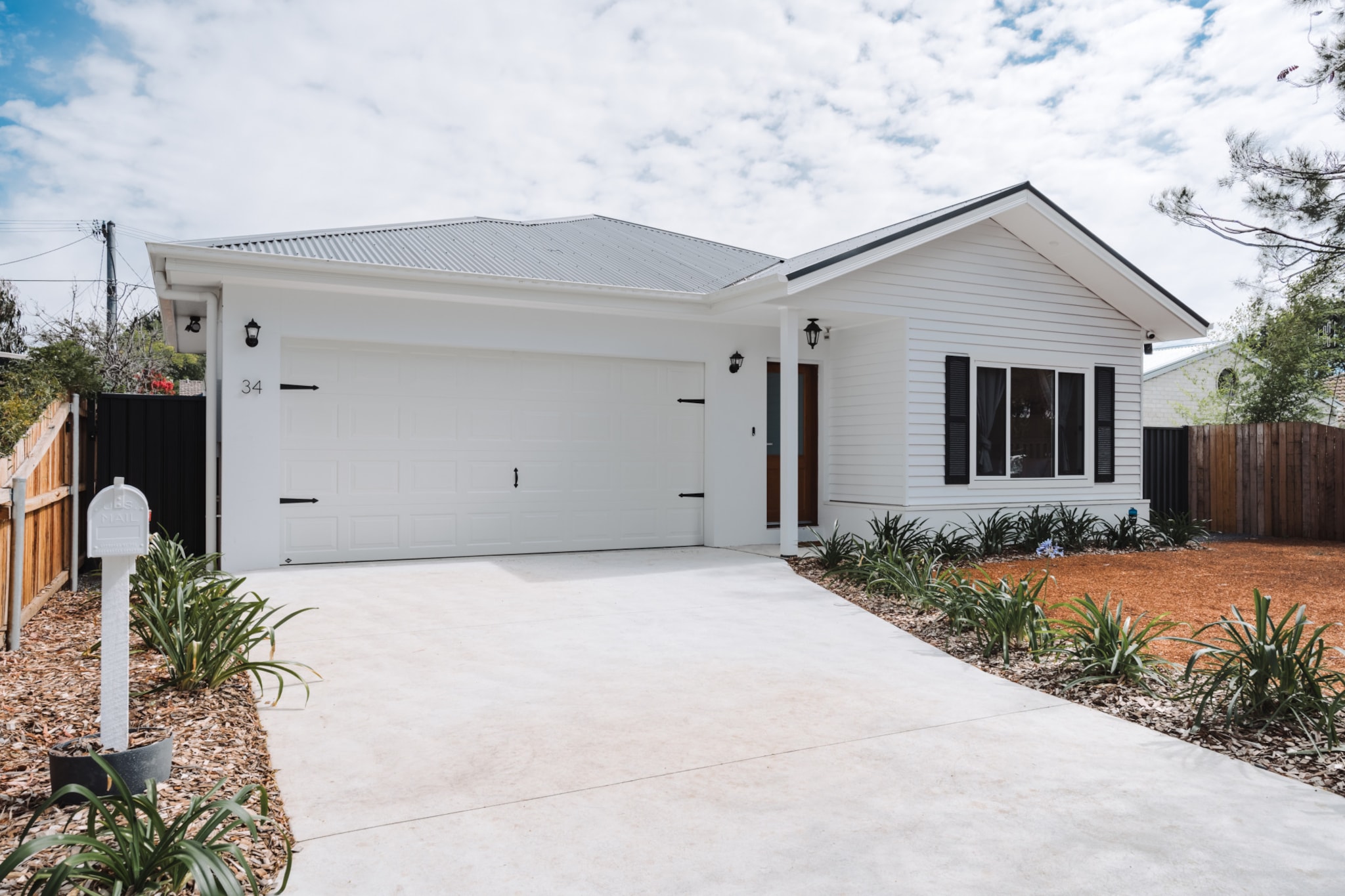 Desk, Hot Water, Internet Access DSL, Wardrobe, Kitchen(stove, toaster, coffee machine, oven, microwave, dishwasher, dishes and cutlery, Wine glasses), bedroom(Bed Linen, Room-darkening shades, Queen Bed), bedroom(Queen Bed), bedroom(Queen Bed), bathroom(fridge, bath tub, hairdryer, Towels/Sheets (Incl.), shampoo, body soap, Conditioner, Shower gel), bathroom(fridge, bath tub, hairdryer, Towels/Sheets (Incl.), shampoo, body soap), First Aid, Play area, TV, tumble dryer, washing machine, heating, air conditioning, iron, Essentials, Dedicated workspace, Carbon monoxide detector, Long term stays allowed