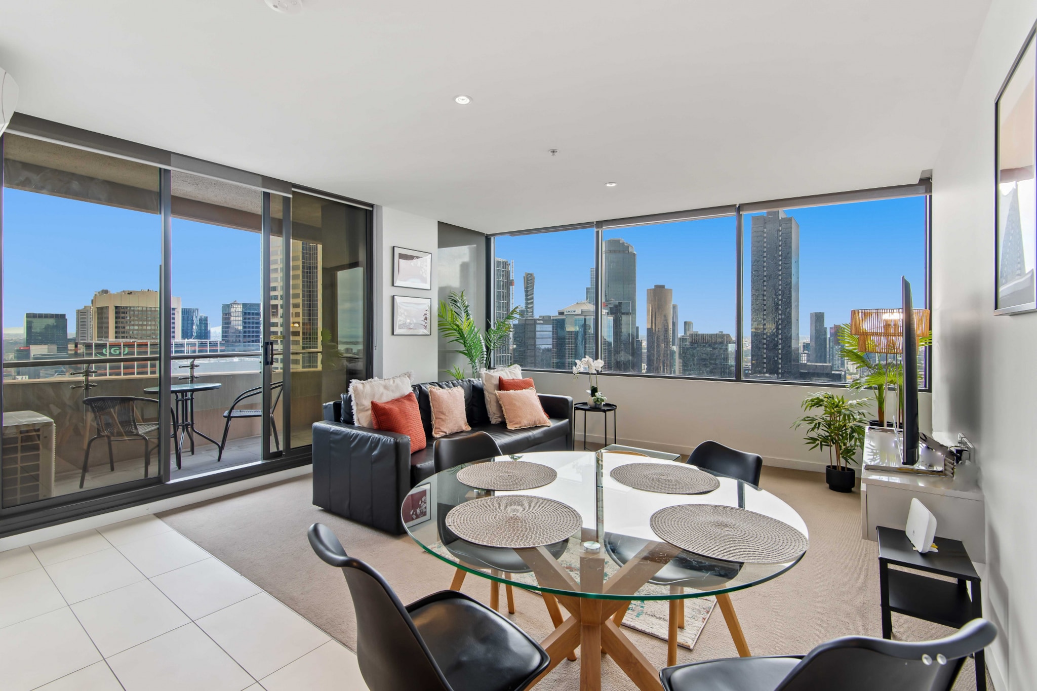 Pristine 2-Bed Central Apartment with City Views