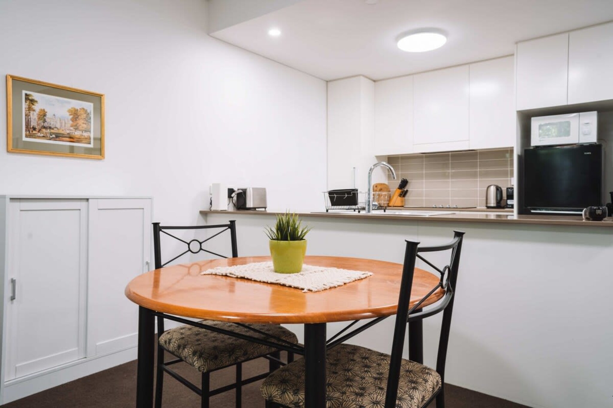 Bed Linen, Hot Water, Internet Access DSL, Wardrobe, Kitchen(stove, electric kettle, toaster, coffee machine, oven, microwave, dishwasher, fridge), bedroom(Queen Bed), bathroom(hairdryer, Towels/Sheets (Incl.), shampoo, body soap), First Aid, TV, tumble dryer, washing machine, heating, air conditioning, iron, Essentials, dishes and cutlery, Conditioner, Long term stays allowed, Room-darkening shades, Shower gel, Wine glasses