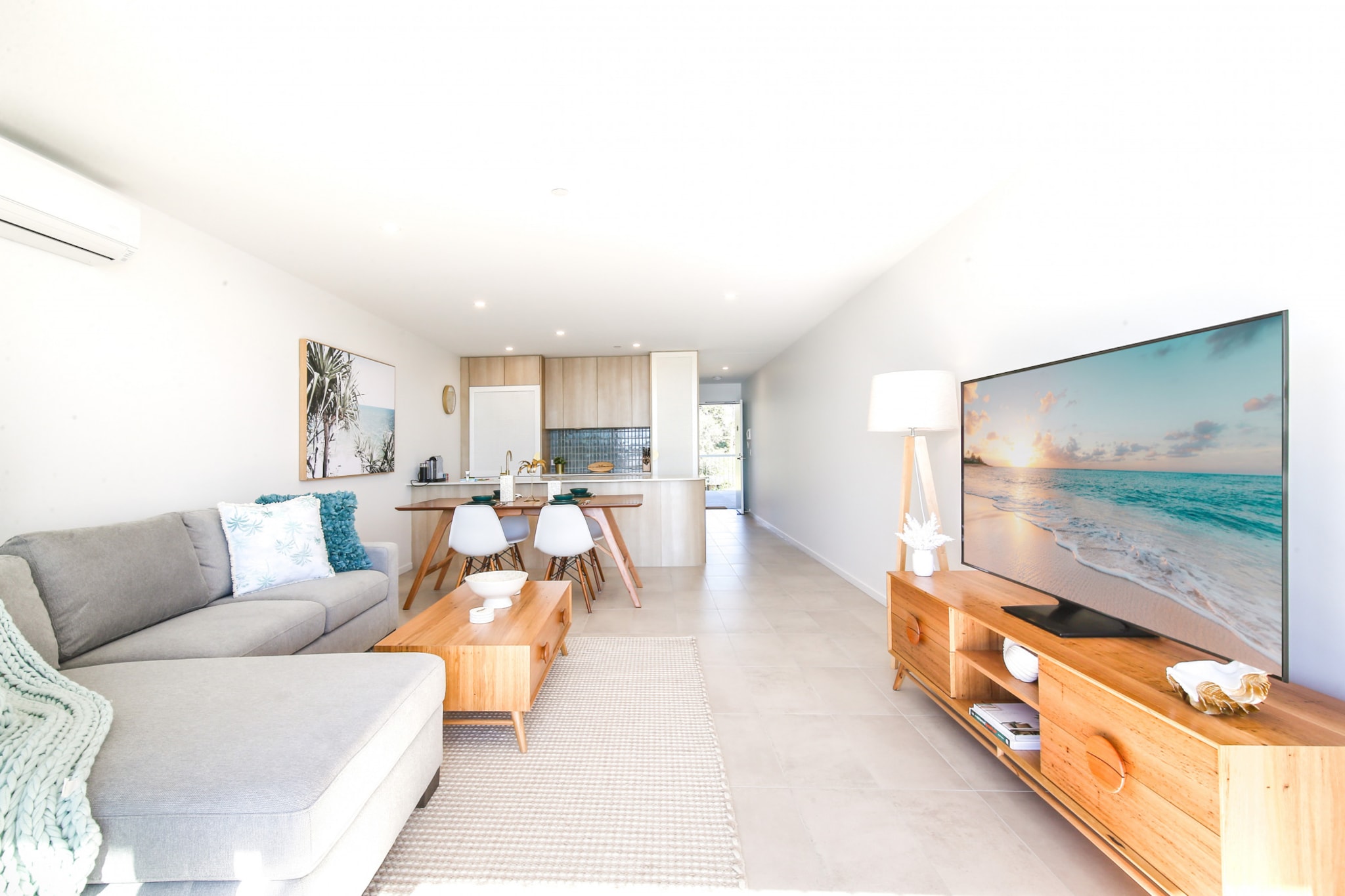 Hot Water, Internet Access DSL, Wardrobe, Living room(TV, dining table, seating area), Kitchen(stove, electric kettle, toaster, coffee machine, oven, microwave, dishwasher, fridge, dishes and cutlery, Wine glasses), bedroom(Bed Linen, air conditioning, Queen Bed), bathroom(shower, washbasin, toilet, hairdryer, Towels/Sheets (Incl.), shampoo, body soap, Essentials, Conditioner, Shower gel), First Aid, Beach, tumble dryer, cot, washing machine, balcony or terrace, heating, swimming pool, private outdoor pool, iron, Long term stays allowed, Near Ocean, Room-darkening shades, Sea view