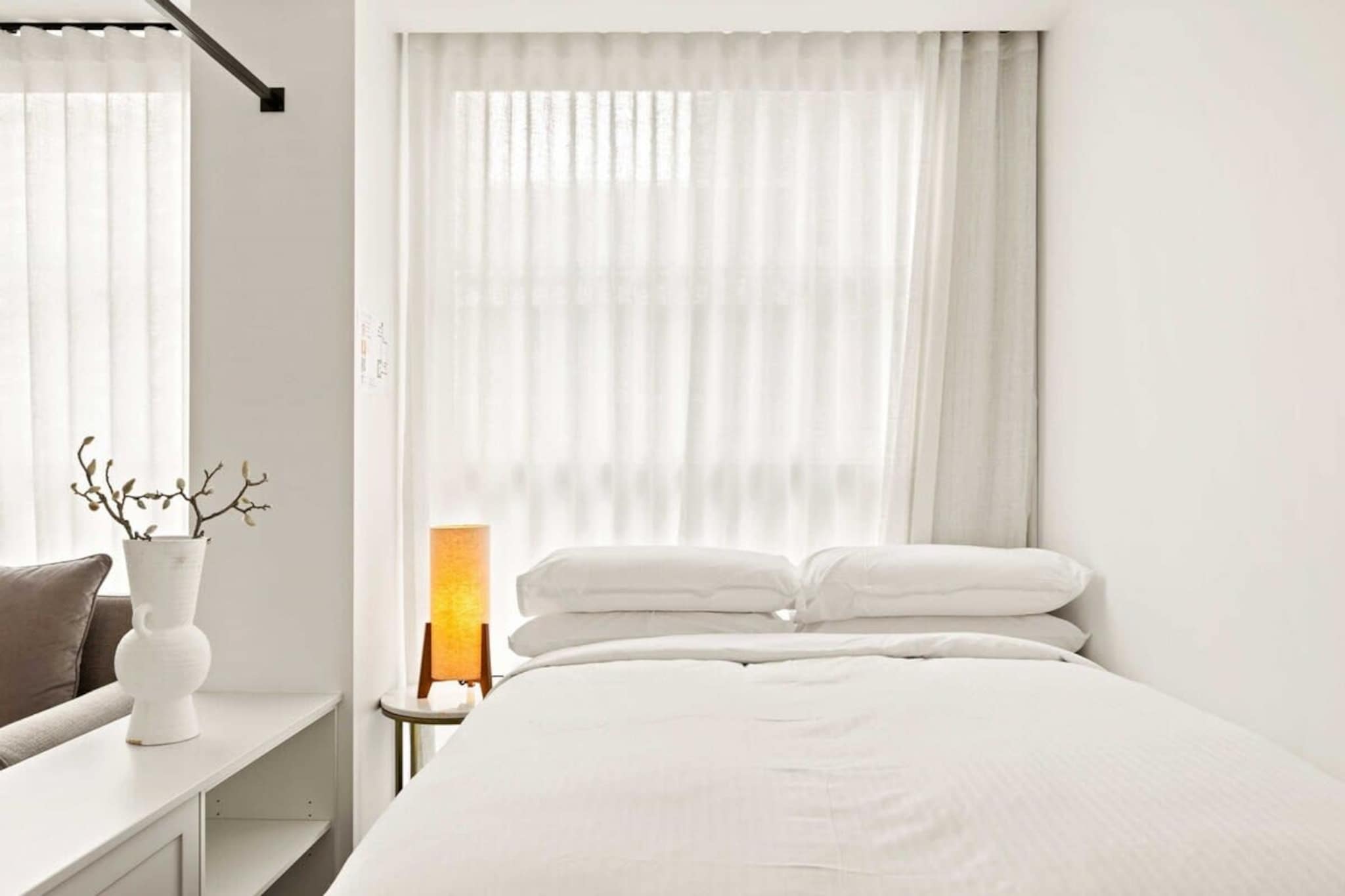 Desk, Elevator, Hot Water, Internet Access DSL, Kitchen(stove, electric kettle, toaster, coffee machine, oven, microwave, dishwasher, fridge), Living/bed room(Bed Linen, Wardrobe, double bed, TV), bathroom(shower, washbasin, toilet, hairdryer, Towels/Sheets (Incl.), shampoo), First Aid, tumble dryer, washing machine, iron, Dedicated workspace, Cooking basics, Long term stays allowed, Room-darkening shades, Town, Wine glasses