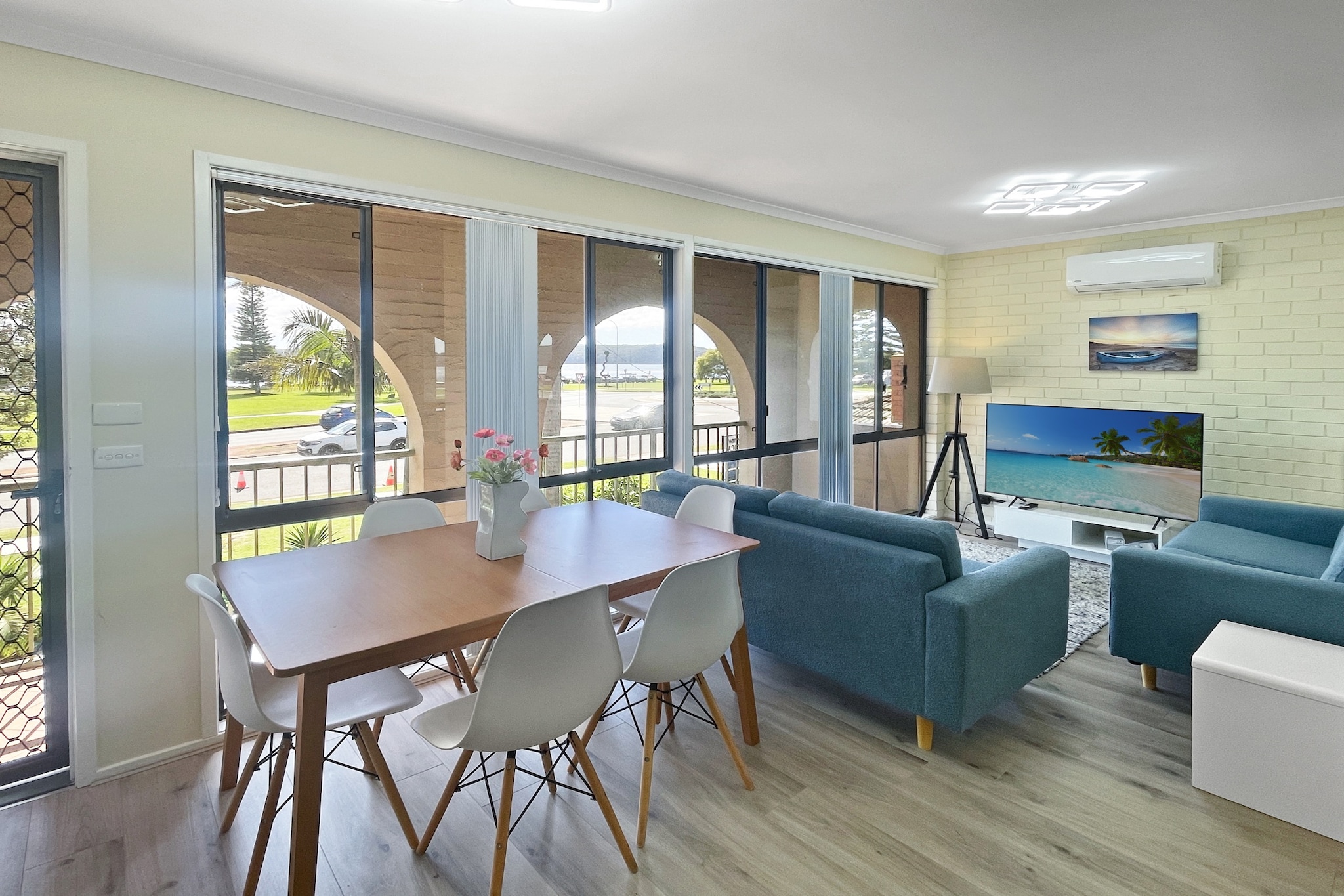 Charming 2-Bed Apartment with Bay Views