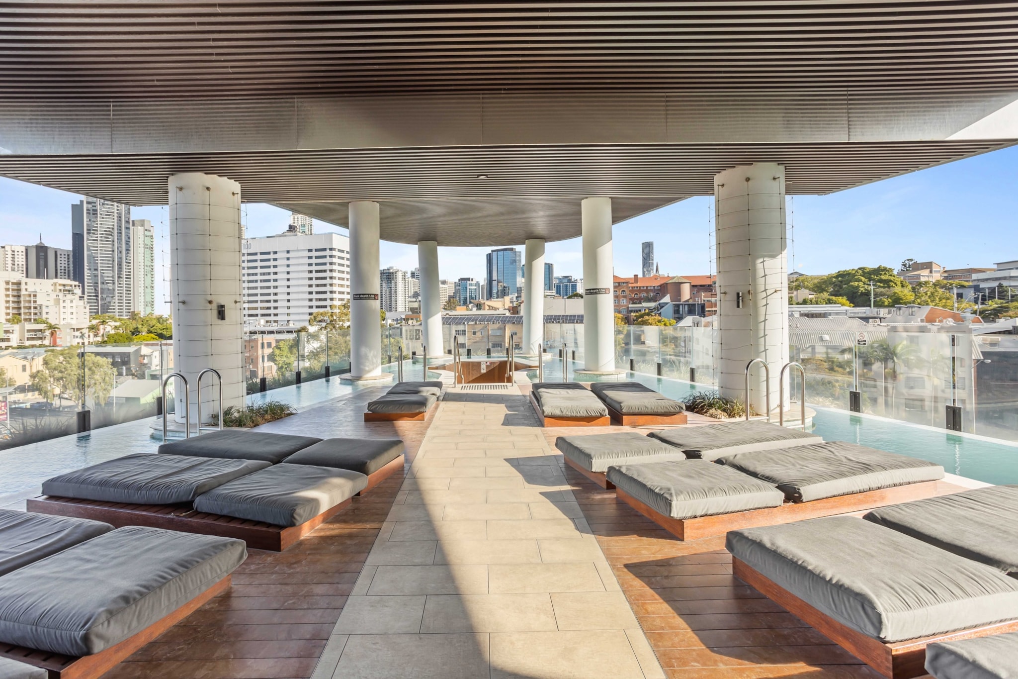 Chic 1-Bed with Parking, Pool and Gym