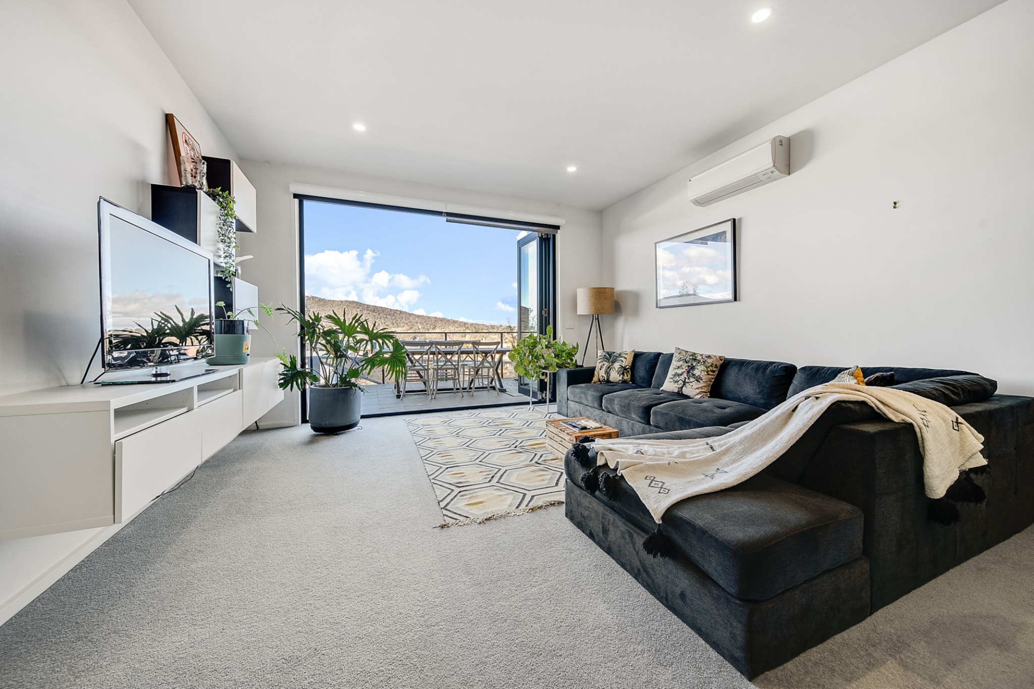 Bed Linen, Desk, Elevator, Hot Water, Internet Access DSL, Wardrobe, Living room(TV), Kitchen(stove, electric kettle, toaster, oven, microwave, dishwasher, fridge), bedroom(Queen Bed), bedroom(Queen Bed), bathroom(shower, washbasin, toilet), bathroom(shower, washbasin, toilet), First Aid, Play area, tumble dryer, washing machine, balcony or terrace, heating, air conditioning, iron, hairdryer, Towels/Sheets (Incl.), shampoo, body soap, Essentials, dishes and cutlery, Dedicated workspace, Conditioner, Long term stays allowed, Mountain, Mountain view, Room-darkening shades, Shower gel, Town, Wine glasses