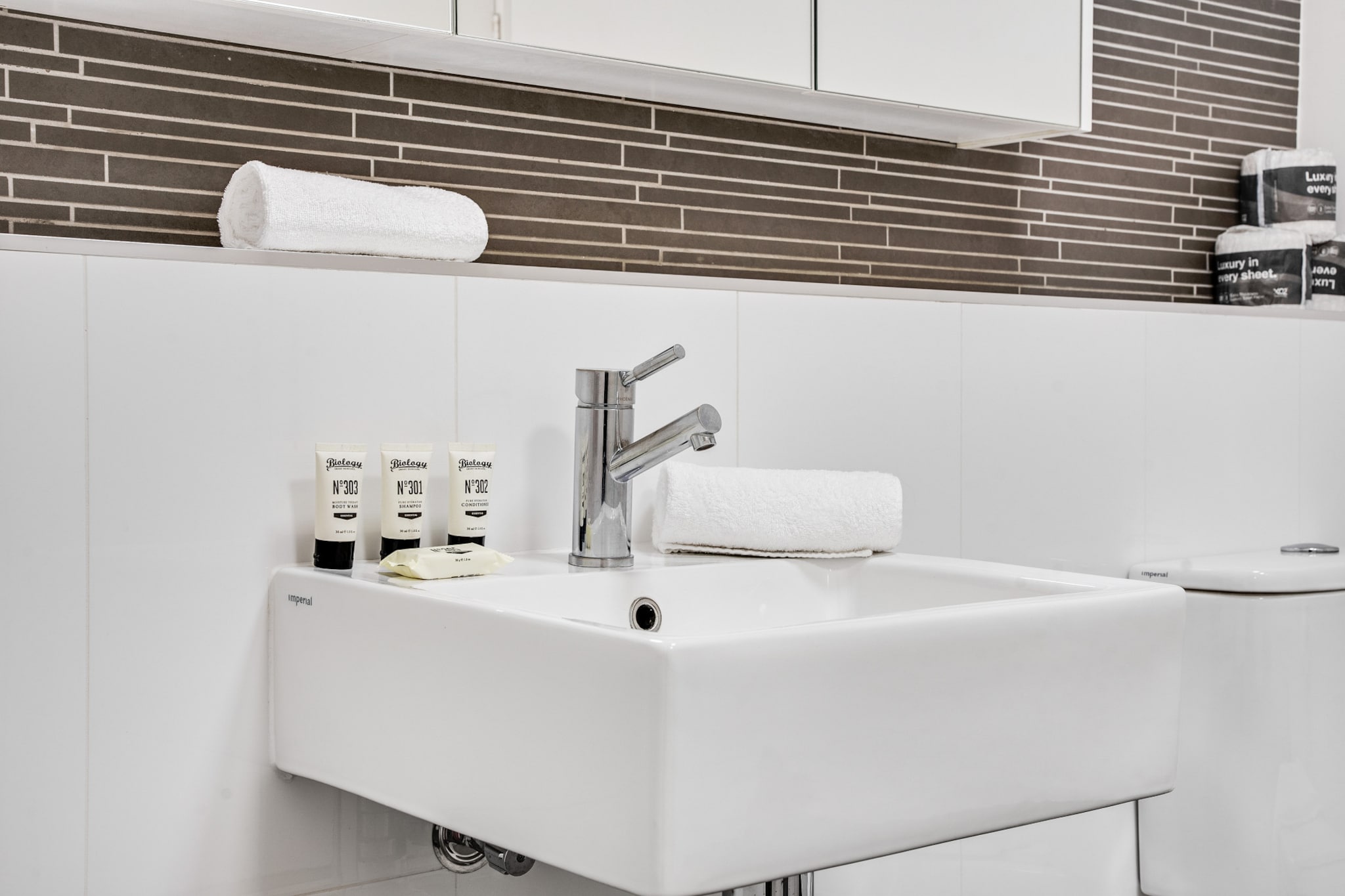 Bed Linen, Desk, Elevator, Hot Water, Internet Access DSL, Wardrobe, Living room(TV), Kitchen(stove, electric kettle, toaster, coffee machine, oven, microwave, dishwasher, fridge), bedroom(double king size bed), bedroom(double king size bed), bathroom(shower, washbasin, toilet), First Aid, Recreation lake, Play area, tumble dryer, cot, washing machine, balcony or terrace, heating, air conditioning, iron, hairdryer, Towels/Sheets (Incl.), shampoo, body soap, Essentials, dishes and cutlery, Dedicated workspace, Conditioner, Long term stays allowed, Room-darkening shades, Shower gel, Wine glasses