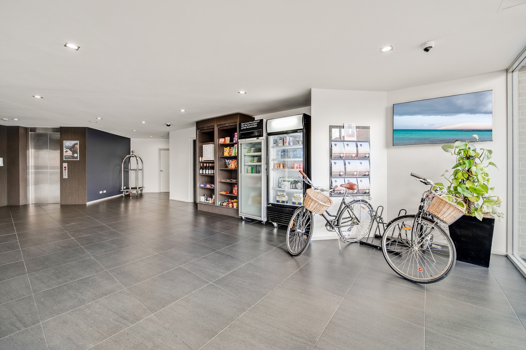 Comfy 2-Bed Near the Lake with Secure Parking