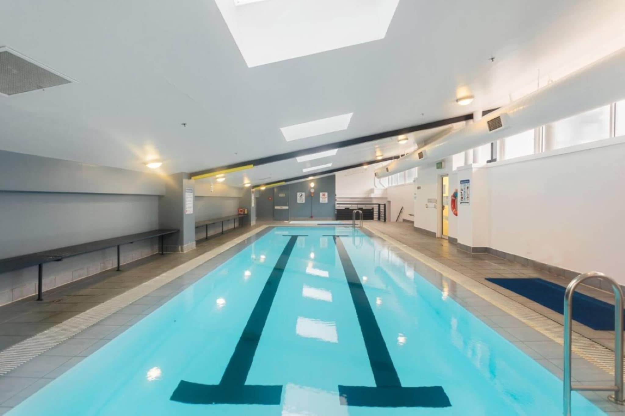 Center 1-Bed with Sauna, Gym, BBQ & Parking