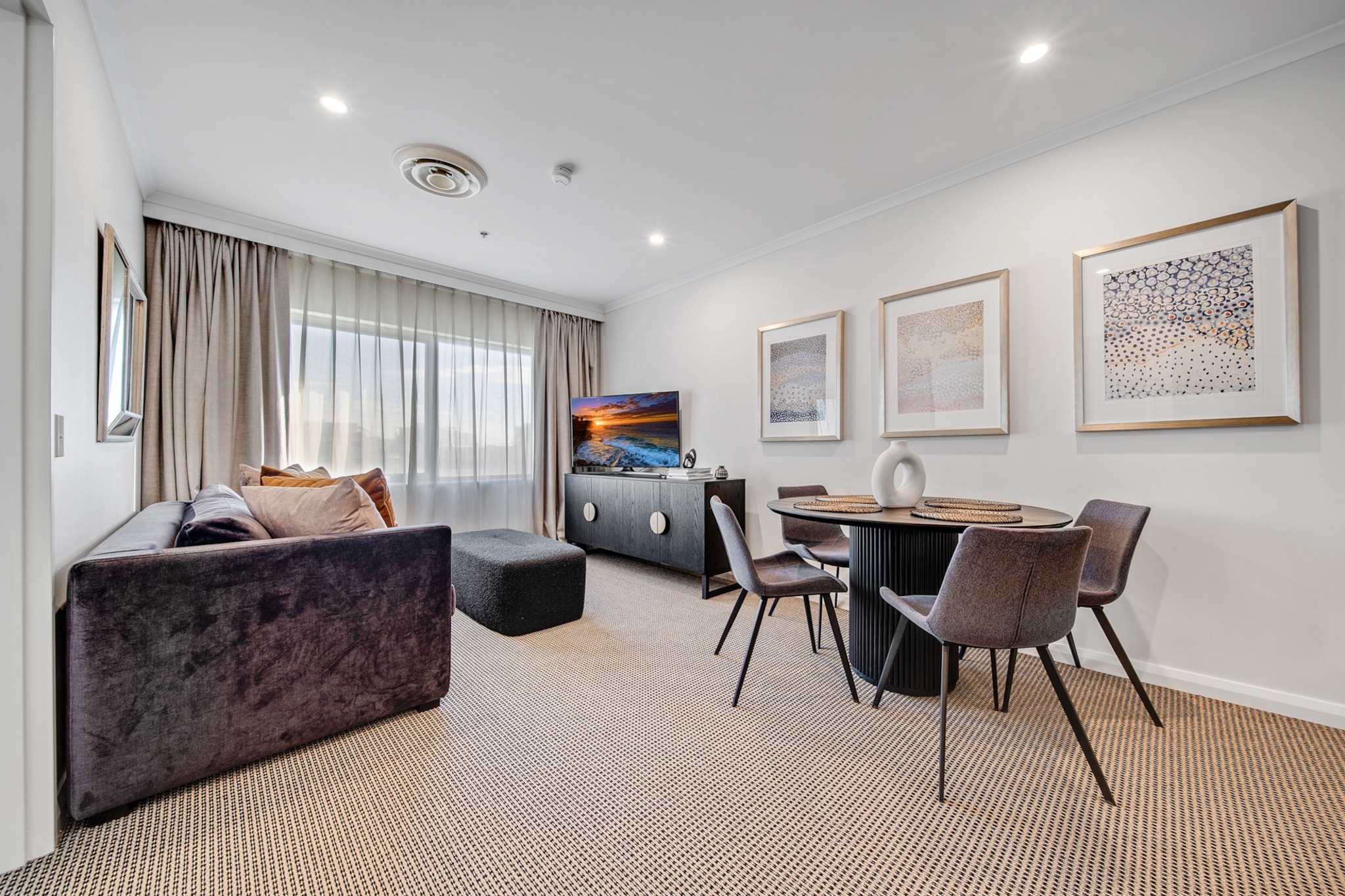 Center 1-Bed with Sauna, Gym, BBQ & Parking