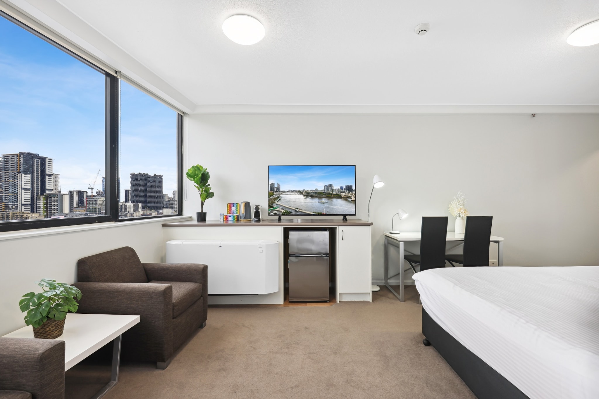Central Brisbane Studio with Stunning River Views