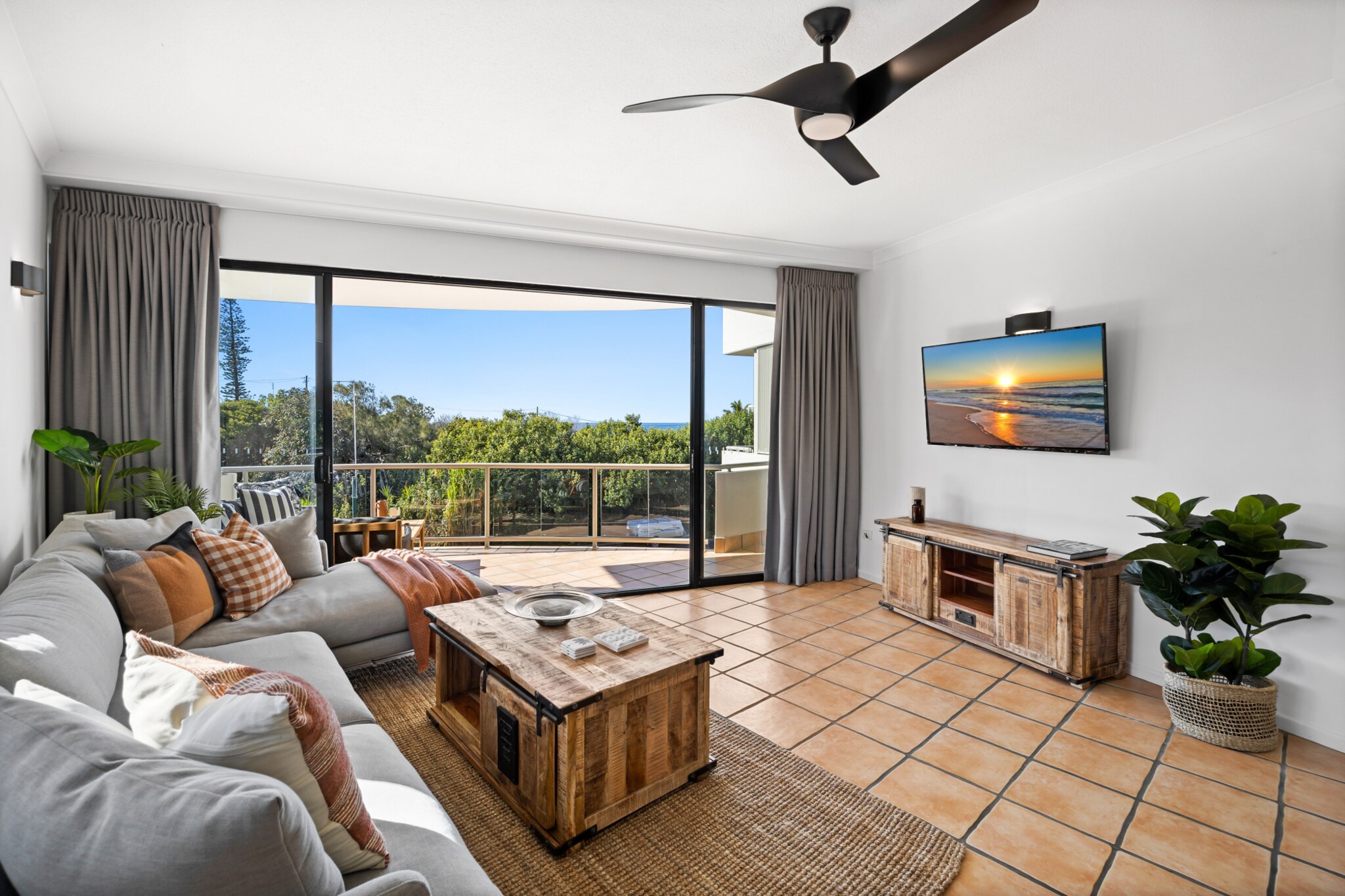 Pristine 2-Bed Apartment with Pool and Balcony