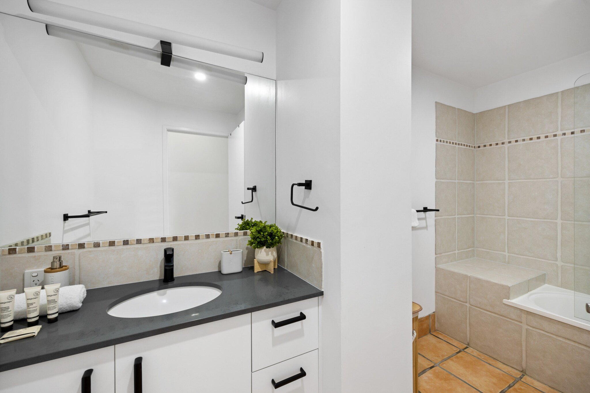 Bed Linen, Hot Water, Internet Access DSL, Wardrobe, Kitchen(stove, electric kettle, toaster, coffee machine, oven, microwave, dishwasher, fridge), bedroom(double king size bed), bedroom(2x single bed), bathroom(bath tub, hairdryer, Towels/Sheets (Incl.), shampoo, body soap), bathroom, First Aid, Beach, Play area, TV, tumble dryer, washing machine, balcony or terrace, heating, swimming pool, private outdoor pool, iron, Essentials, dishes and cutlery, Conditioner, Long term stays allowed, Near Ocean, Room-darkening shades, Shower gel, Wine glasses