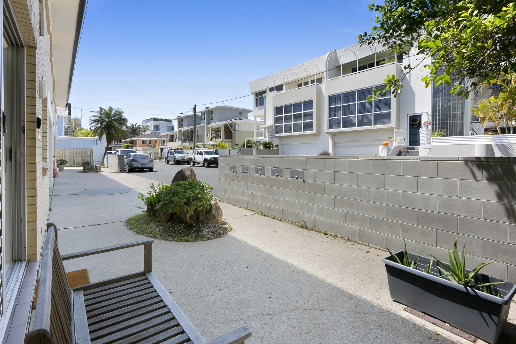 Ground Floor 2-Bed Mermaid Beach Pad with Parking