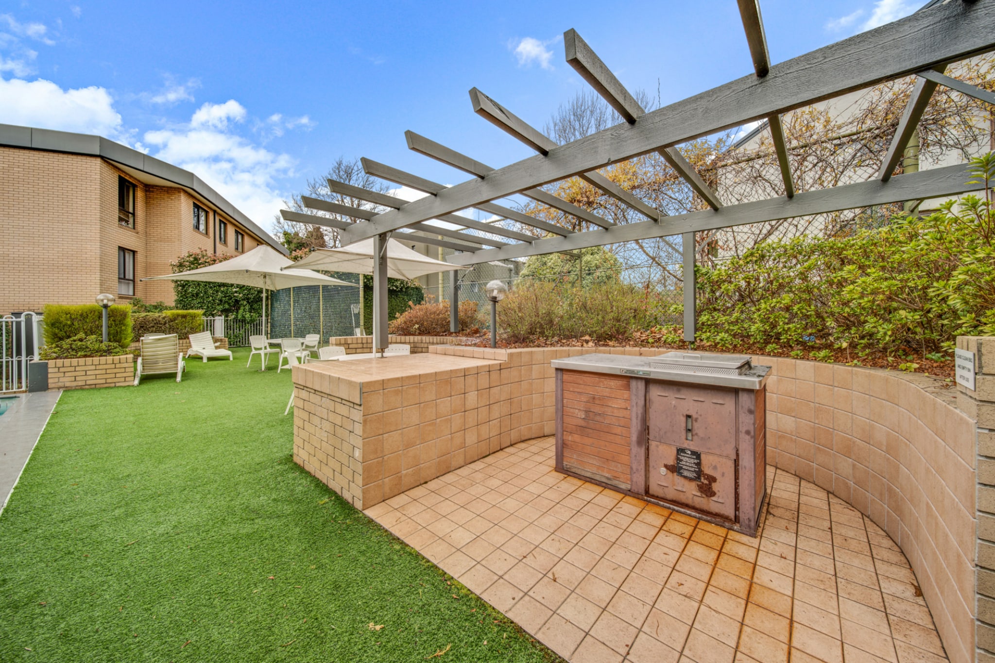 2-Bed with Pool, BBQ, Tennis Court & Parking