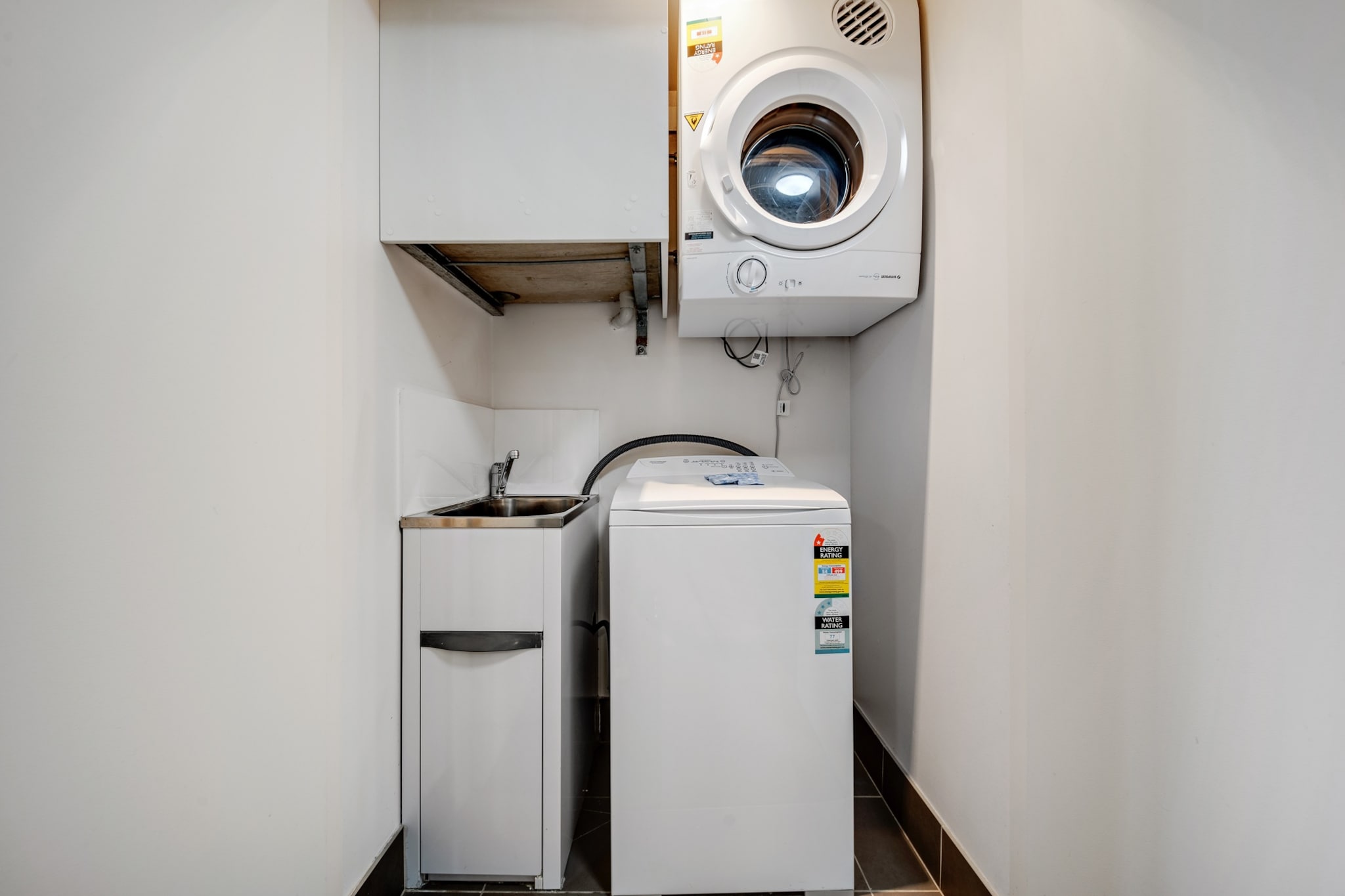 Bed Linen, Desk, Elevator, Hot Water, Internet Access DSL, Wardrobe, Kitchen(stove, electric kettle, toaster, coffee machine, oven, microwave, dishwasher, fridge), bedroom(double king size bed), bathroom(hairdryer, Towels/Sheets (Incl.), shampoo, body soap), First Aid, Recreation lake, Play area, TV, tumble dryer, cot, washing machine, balcony or terrace, heating, air conditioning, iron, Essentials, dishes and cutlery, Dedicated workspace, Conditioner, Long term stays allowed, Room-darkening shades, Shower gel, Wine glasses