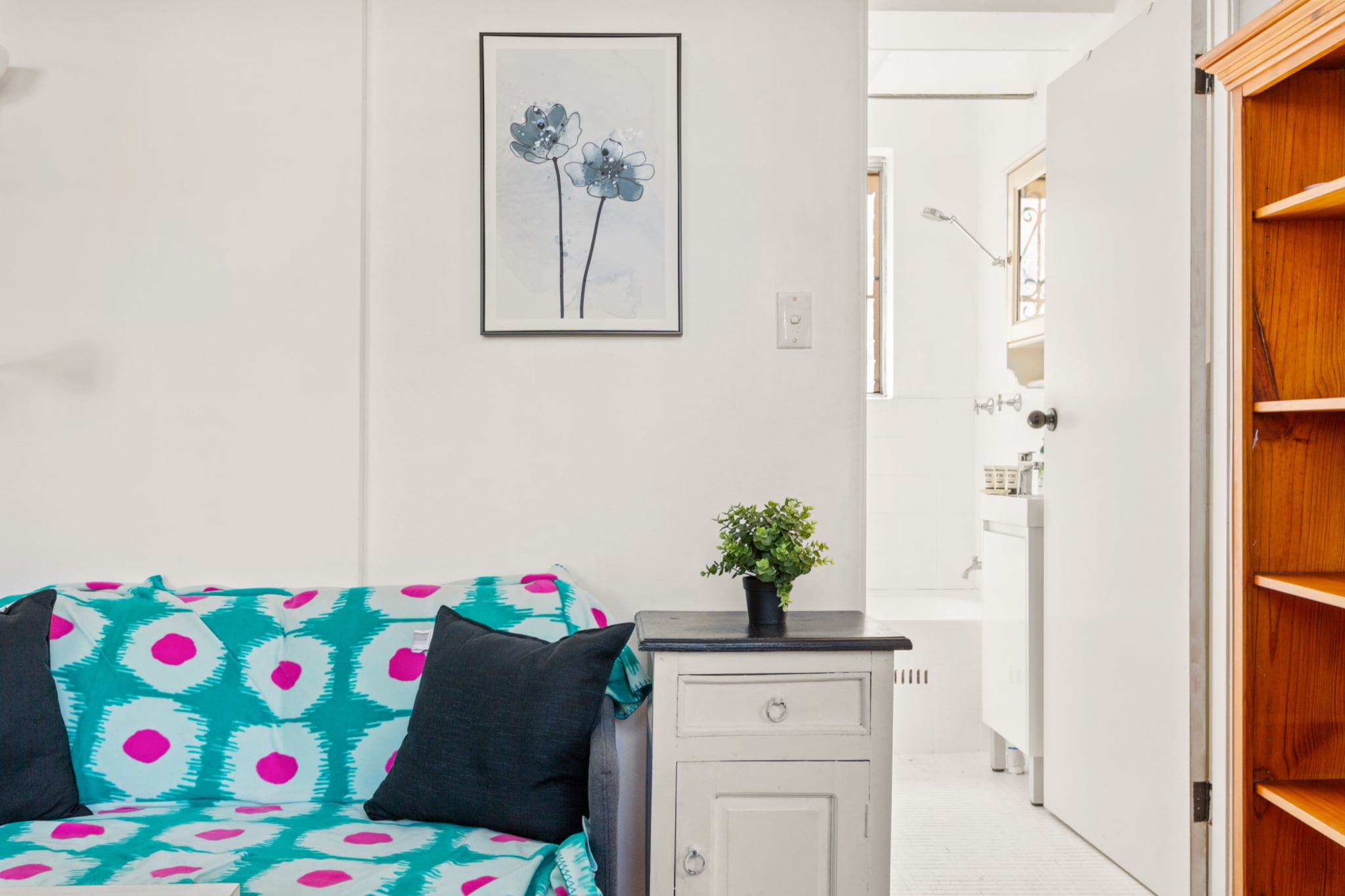 Bed Linen, Desk, Hot Water, Internet Access DSL, Wardrobe, Living room(Queen Bed), Kitchen(stove, electric kettle, coffee machine, oven, microwave, fridge, dishes and cutlery), First Aid, TV, tumble dryer, bath tub, washing machine, heating, iron, hairdryer, Towels/Sheets (Incl.), shampoo, body soap, Essentials, dishes and cutlery, Dedicated workspace, Carbon monoxide detector, Conditioner, Long term stays allowed, Room-darkening shades, Shower gel, Town, Wine glasses