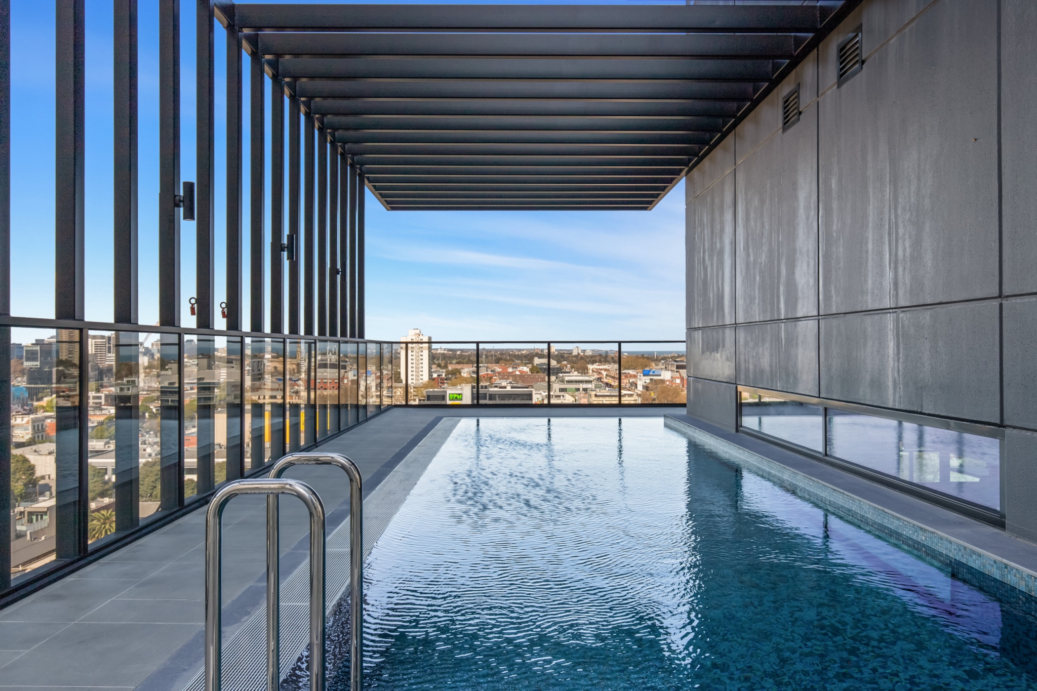 Stylish 1-Bed with Pool Gym & Stunning Views