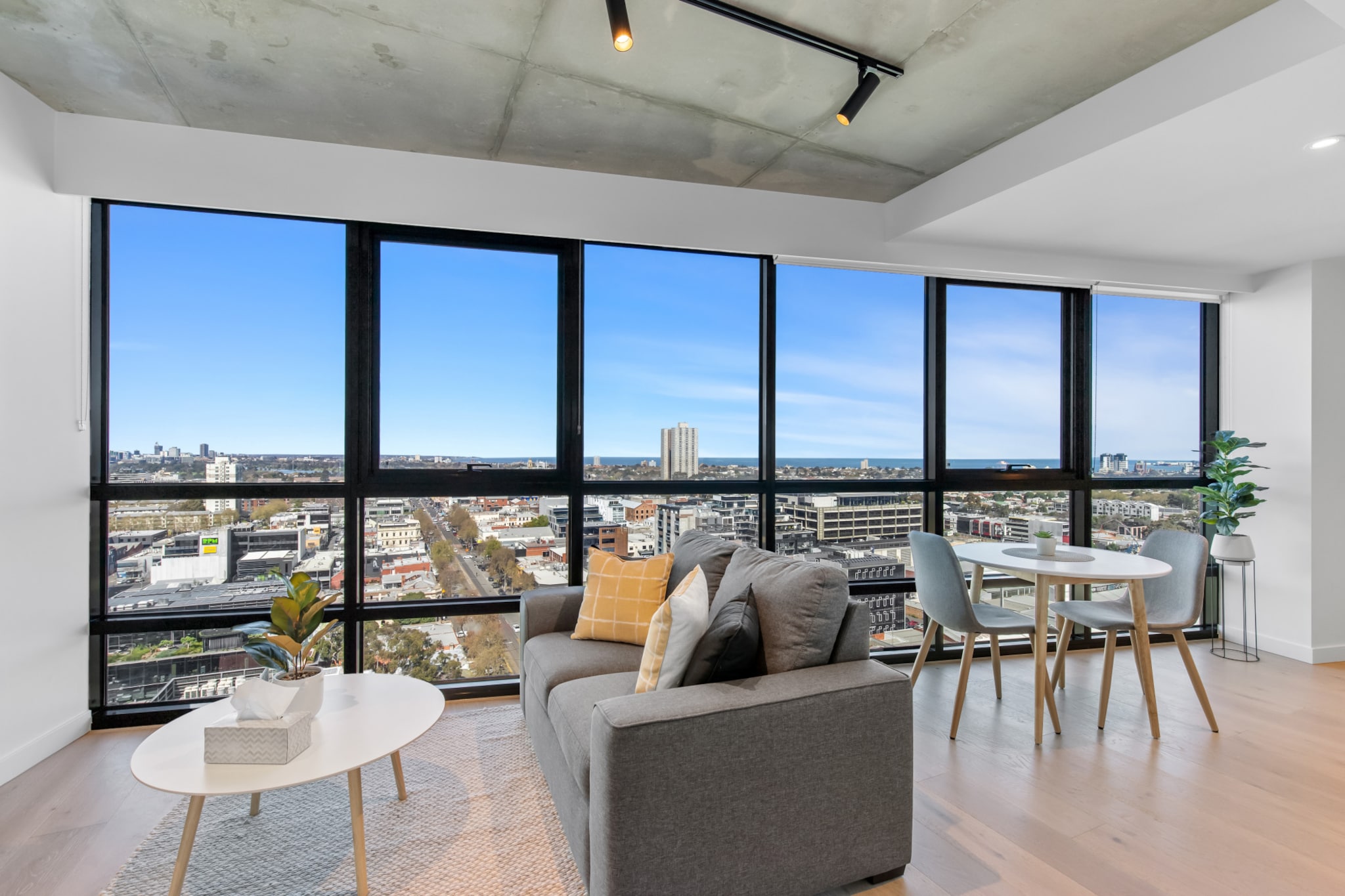 Stylish 1-Bed with Pool Gym & Stunning Views