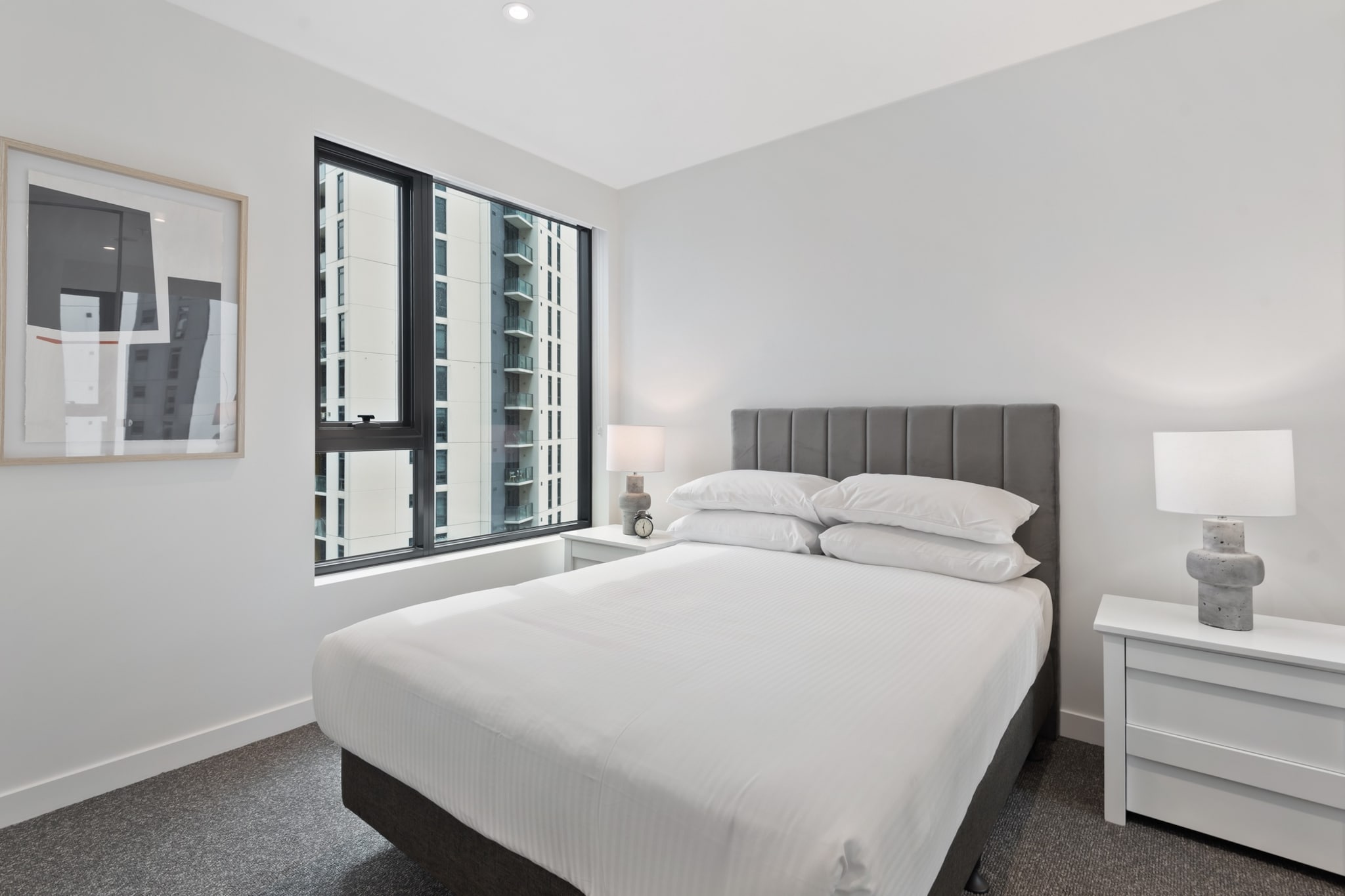 Sophisticated 2-Bed with Bay Views & Amenities