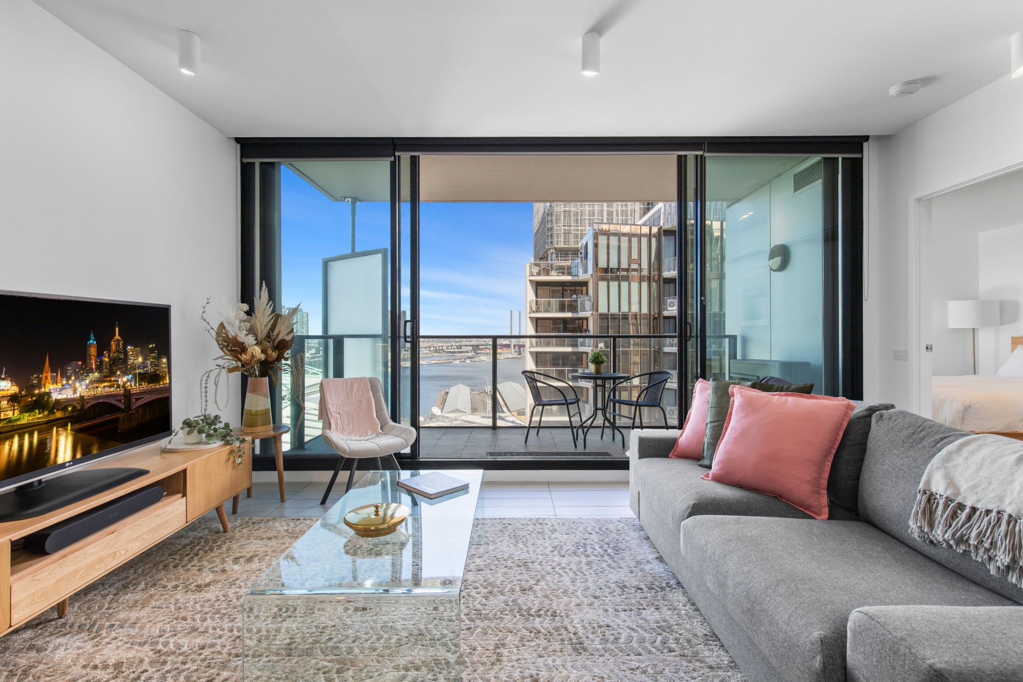 Chic 1-Bed with Harbour Views & Pool by Tram Line