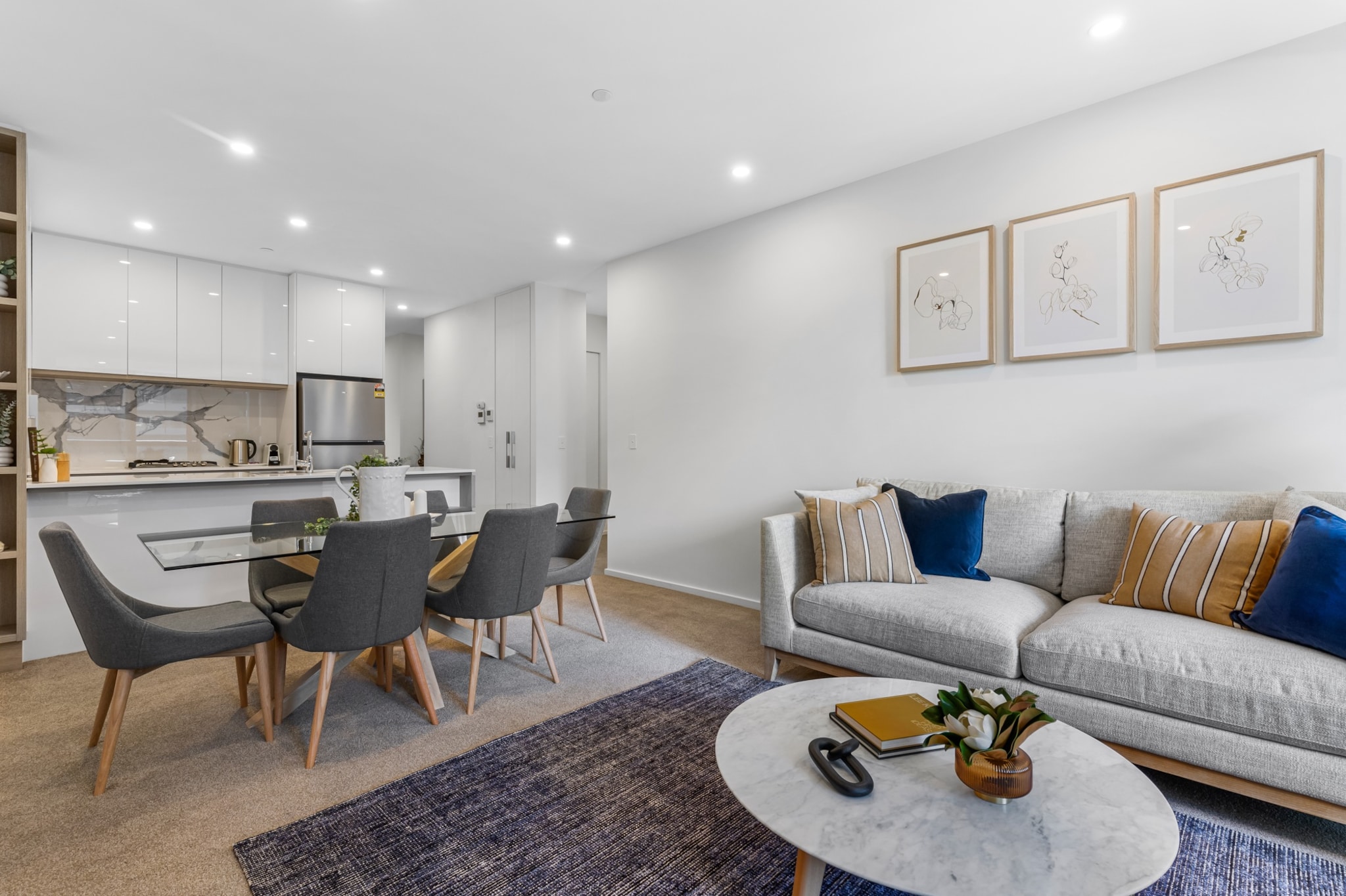 Bed Linen, Desk, Elevator, Hot Water, Internet Access DSL, Wardrobe, Kitchen(stove, electric kettle, toaster, coffee machine, oven, microwave, fridge), bedroom(double king size bed), bedroom(Queen Bed), bedroom(2x single bed), bathroom(dishwasher, hairdryer, Towels/Sheets (Incl.), shampoo, body soap), bathroom, First Aid, Indoor pool, Play area, TV, fireplace, tumble dryer, washing machine, balcony or terrace, heating, air conditioning, swimming pool, iron, Essentials, dishes and cutlery, Dedicated workspace, Carbon monoxide detector, Conditioner, Long term stays allowed, Room-darkening shades, Shower gel, Town, Wine glasses