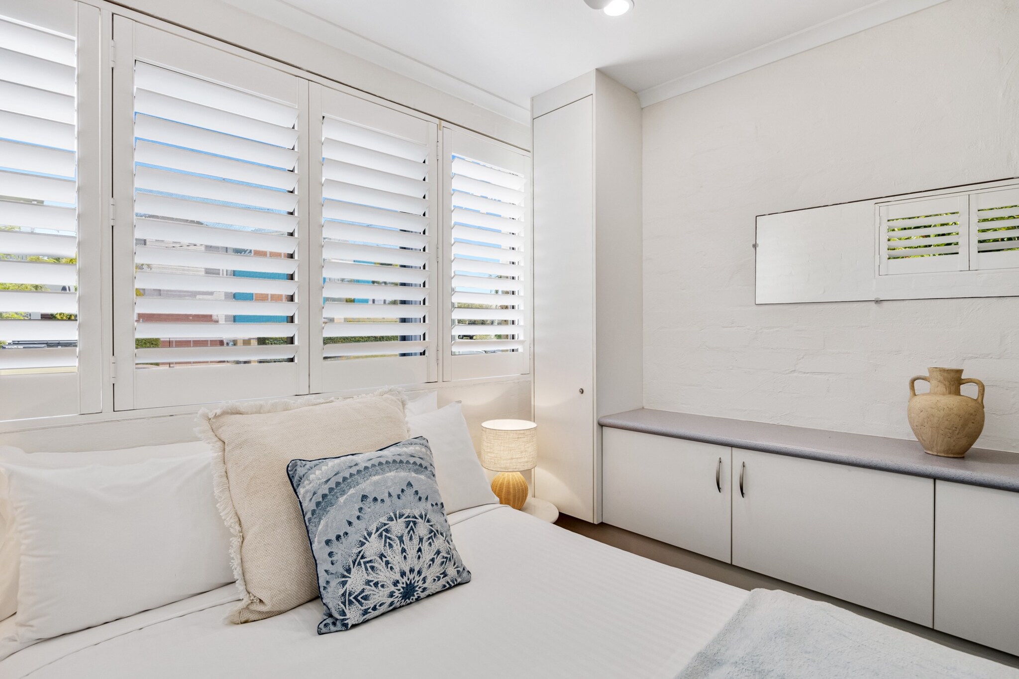 Bed Linen, Hot Water, Internet Access DSL, Wardrobe, Living room(TV), Kitchen(stove, electric kettle, toaster, coffee machine, oven, microwave, fridge), bedroom(Queen Bed), bedroom(double bed), bathroom(shower, washbasin, toilet), First Aid, Beach, Play area, tumble dryer, cot, washing machine, balcony or terrace, heating, air conditioning, iron, hairdryer, Towels/Sheets (Incl.), shampoo, body soap, Essentials, dishes and cutlery, Conditioner, Long term stays allowed, Near Ocean, Room-darkening shades, Sea view, Shower gel, Wine glasses