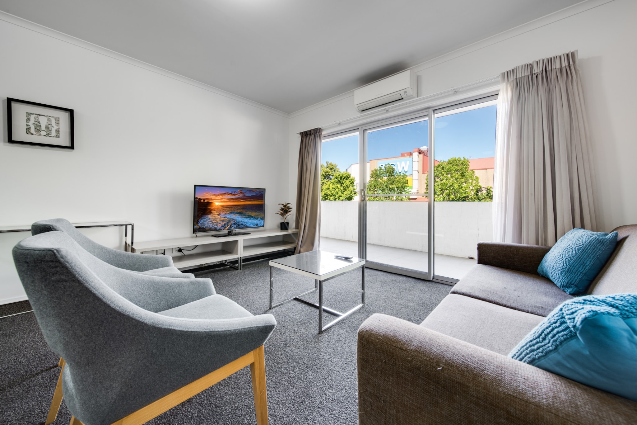 Spacious 2-Bed Conveniently by Lake Tuggeranong