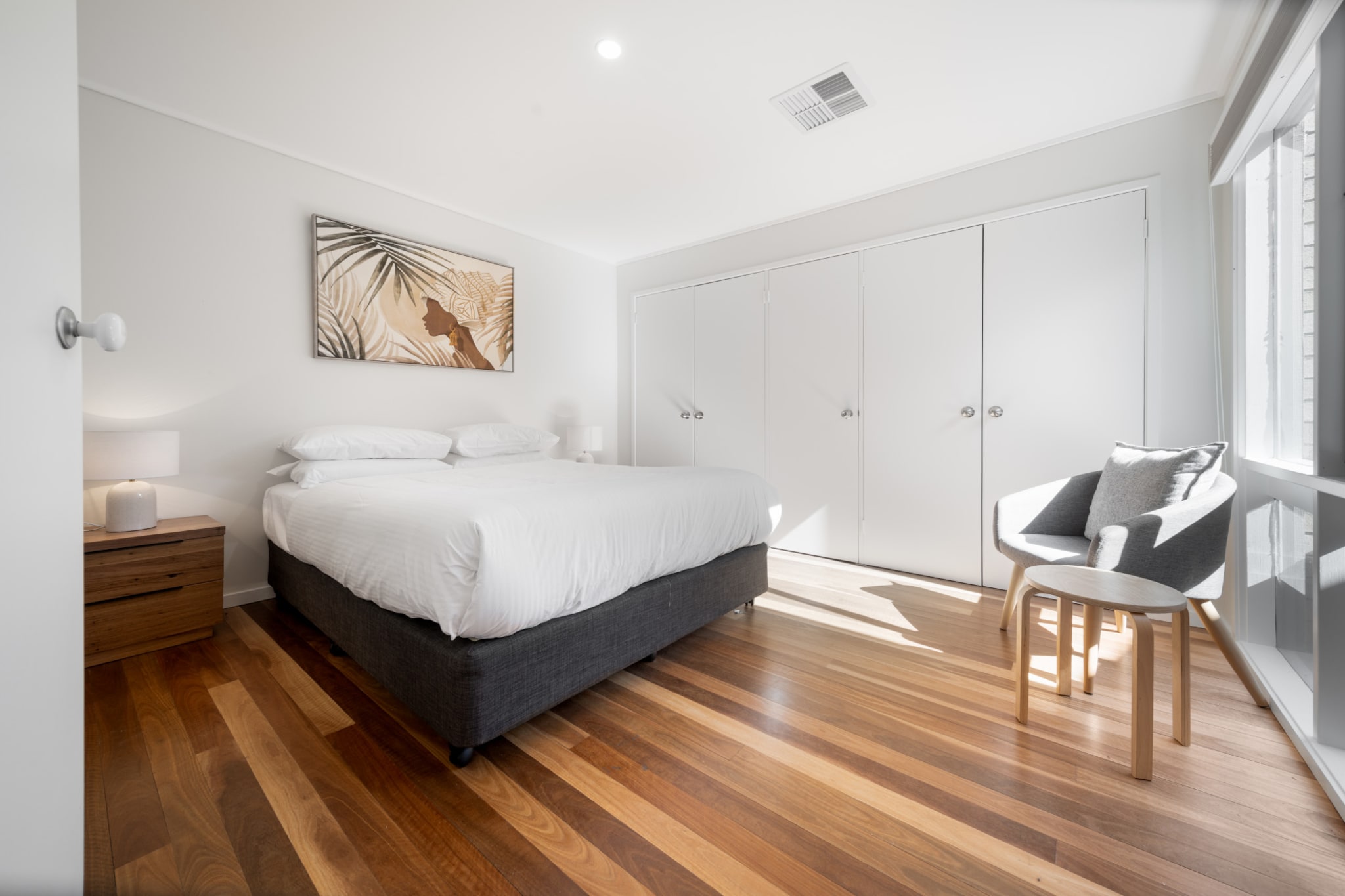 Hot Water, Internet Access DSL, Wardrobe, Kitchen(Play area, stove, electric kettle, toaster, coffee machine, oven, microwave, dishwasher, fridge, dishes and cutlery, Wine glasses), bedroom(Bed Linen, Room-darkening shades, Queen Bed), bedroom(Queen Bed), bathroom(bath tub, hairdryer, Towels/Sheets (Incl.), shampoo, body soap, Conditioner, Shower gel), bathroom(bath tub, hairdryer, Towels/Sheets (Incl.), shampoo, body soap), First Aid, Recreation lake, TV, tumble dryer, washing machine, heating, air conditioning, iron, Long term stays allowed