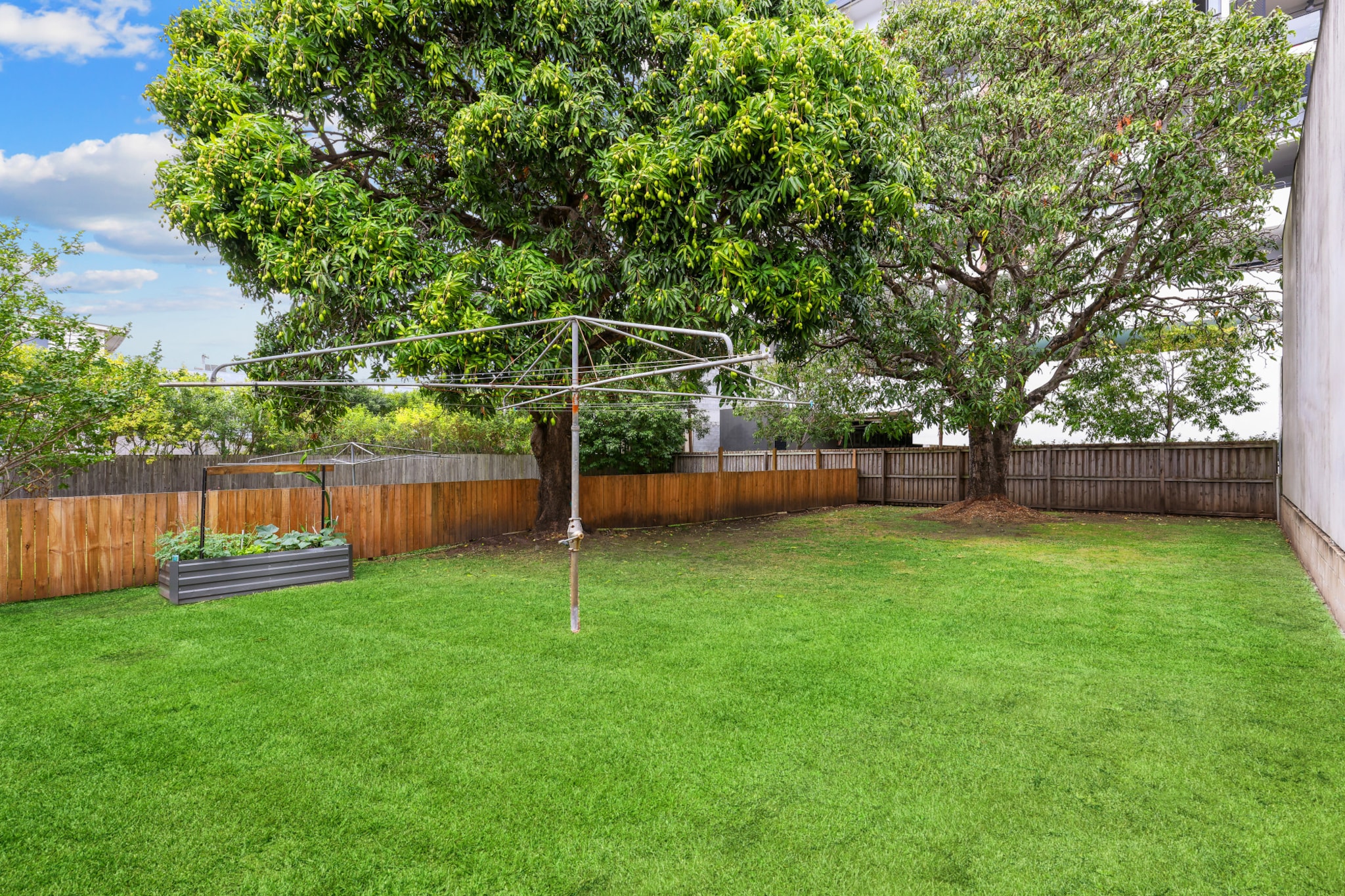 Bed Linen, Hot Water, Internet Access DSL, Wardrobe, Living room(TV, seating area, air conditioning), Kitchen(stove, electric kettle, toaster, coffee machine, oven, microwave, dishwasher, fridge, dishes and cutlery), bedroom(Queen Bed), bedroom(Queen Bed), bedroom(single bed), bathroom(shower, washbasin, toilet, hairdryer, Towels/Sheets (Incl.), shampoo, body soap, Essentials, Conditioner, Shower gel), First Aid, Indoor play area, Play area, washing machine, balcony or terrace, heating, iron, Long term stays allowed, Room-darkening shades, Wine glasses