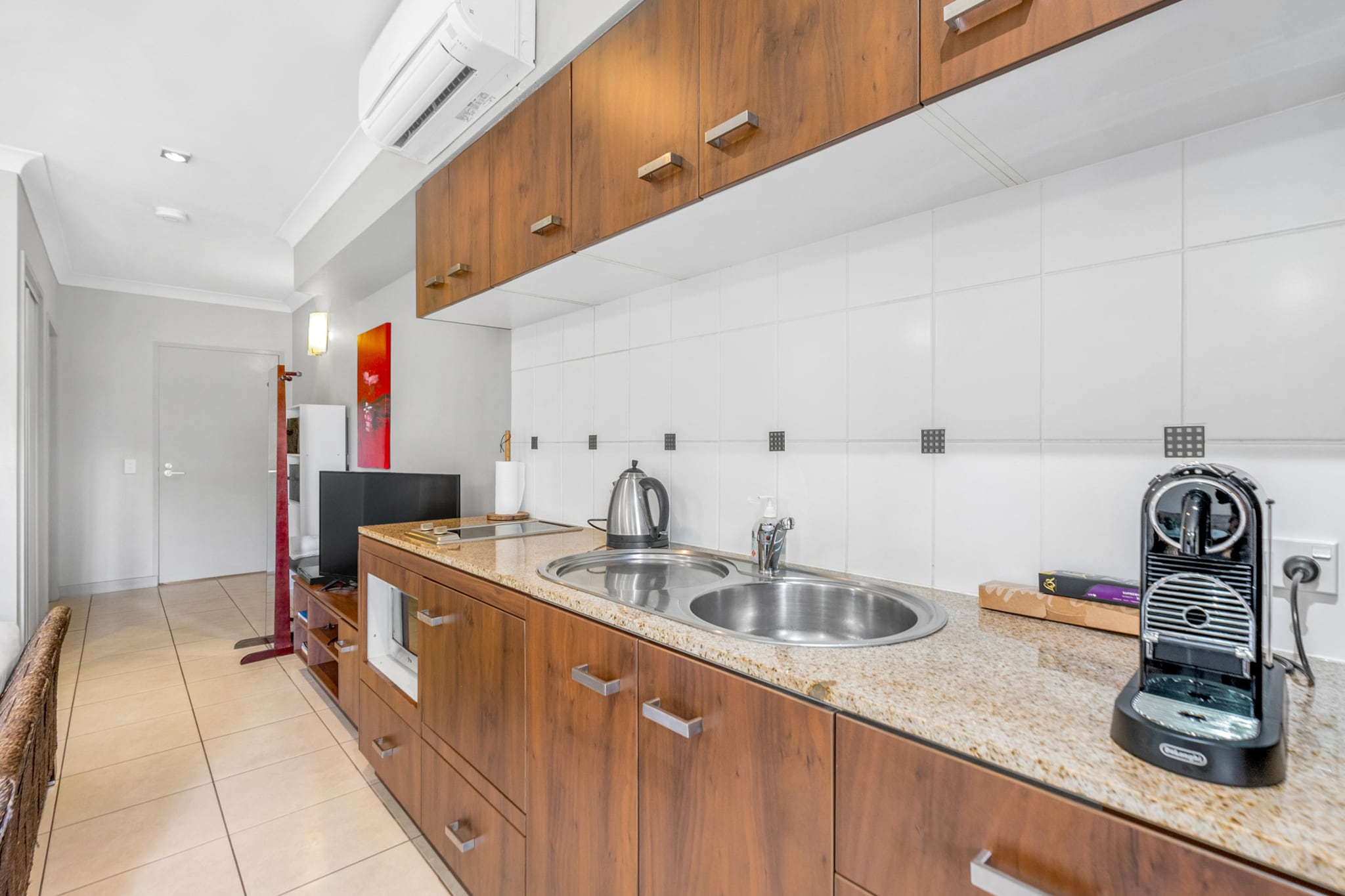 Hot Water, Internet Access DSL, Kitchen(stove, electric kettle, toaster, coffee machine, microwave, fridge, dishes and cutlery), Living/bed room(Bed Linen, Wardrobe, TV, air conditioning, Queen Bed), bathroom(shower, washbasin, toilet, hairdryer, Towels/Sheets (Incl.), shampoo, body soap, Essentials, Conditioner, Shower gel), First Aid, Recreation lake, Beach, tumble dryer, cot, washing machine, balcony or terrace, heating, swimming pool, private outdoor pool, iron, Long term stays allowed, Near Ocean, Room-darkening shades, Wine glasses