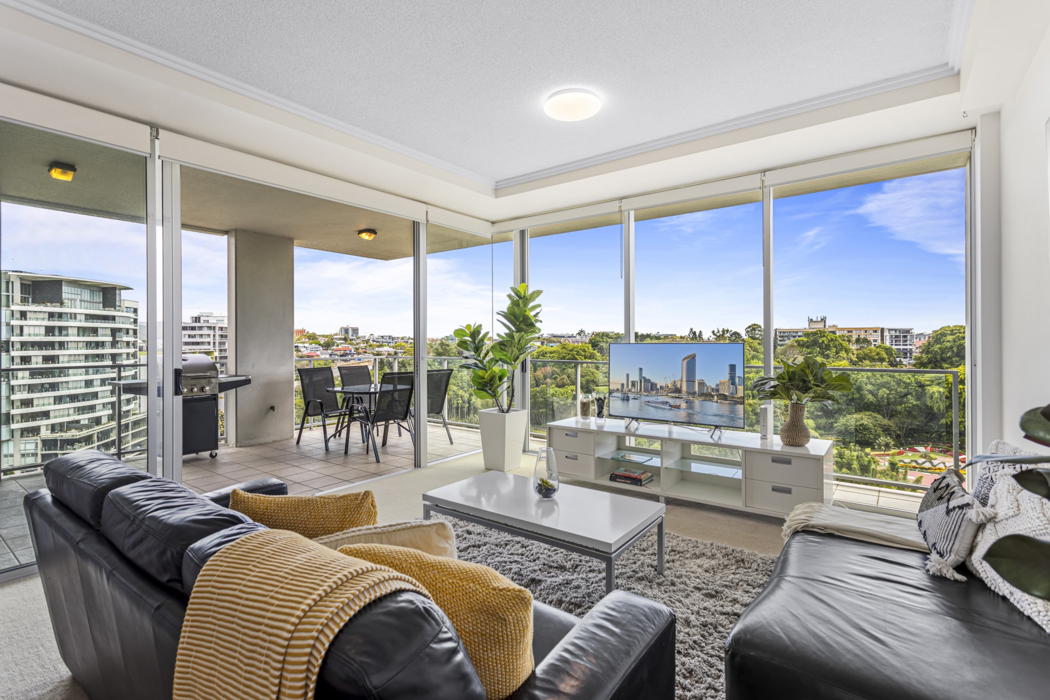 High-Floor 2-Bed CBD Unit With Views & Amenities