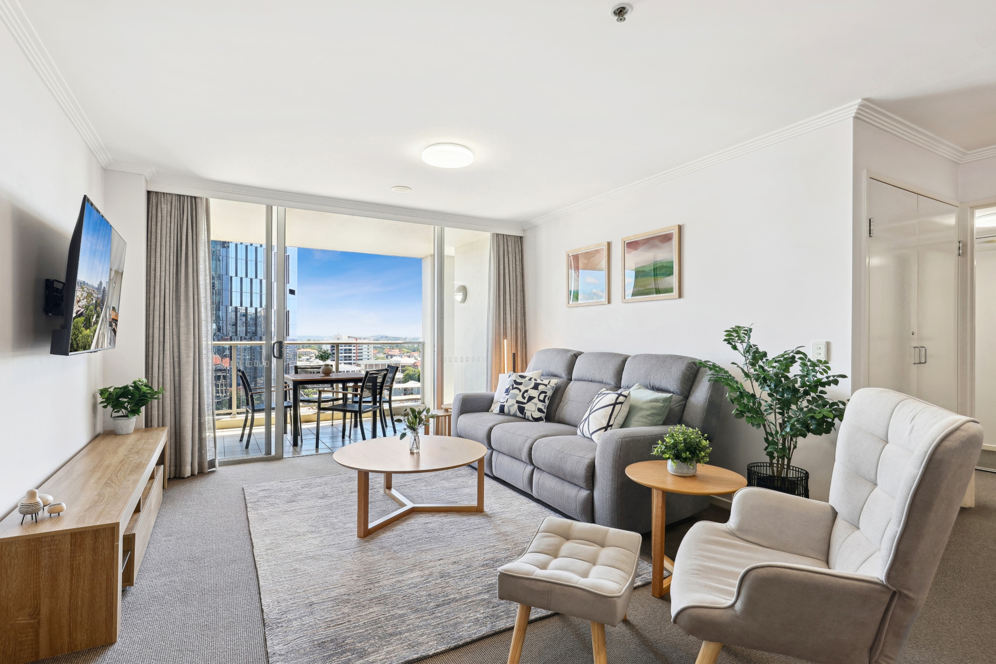 2-Bed City Abode with Swimming Pool, Gym & Views