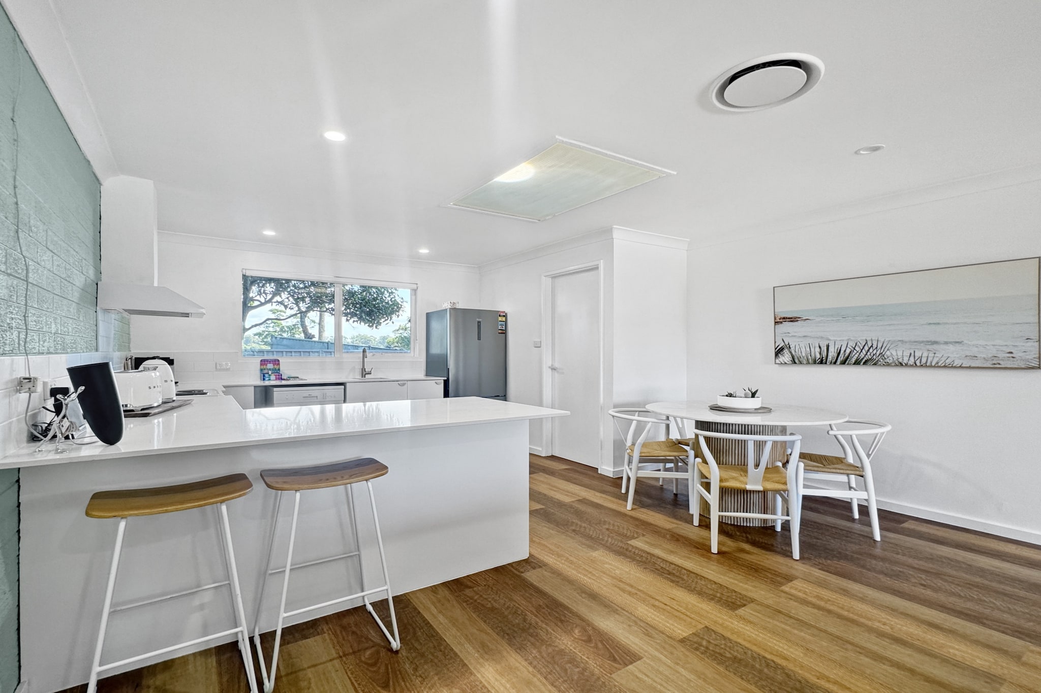 Bed Linen, Hot Water, Internet Access DSL, Wardrobe, Living room(TV), Kitchen(stove, electric kettle, toaster, coffee machine, oven, microwave, dishwasher, fridge), bedroom(double king size bed), bedroom(bunk bed), bathroom(shower, washbasin, toilet), First Aid, Beach, Play area, tumble dryer, bath tub, cot, washing machine, heating, air conditioning, iron, hairdryer, Towels/Sheets (Incl.), shampoo, body soap, Essentials, dishes and cutlery, Conditioner, Long term stays allowed, Near Ocean, Shower gel, Wine glasses