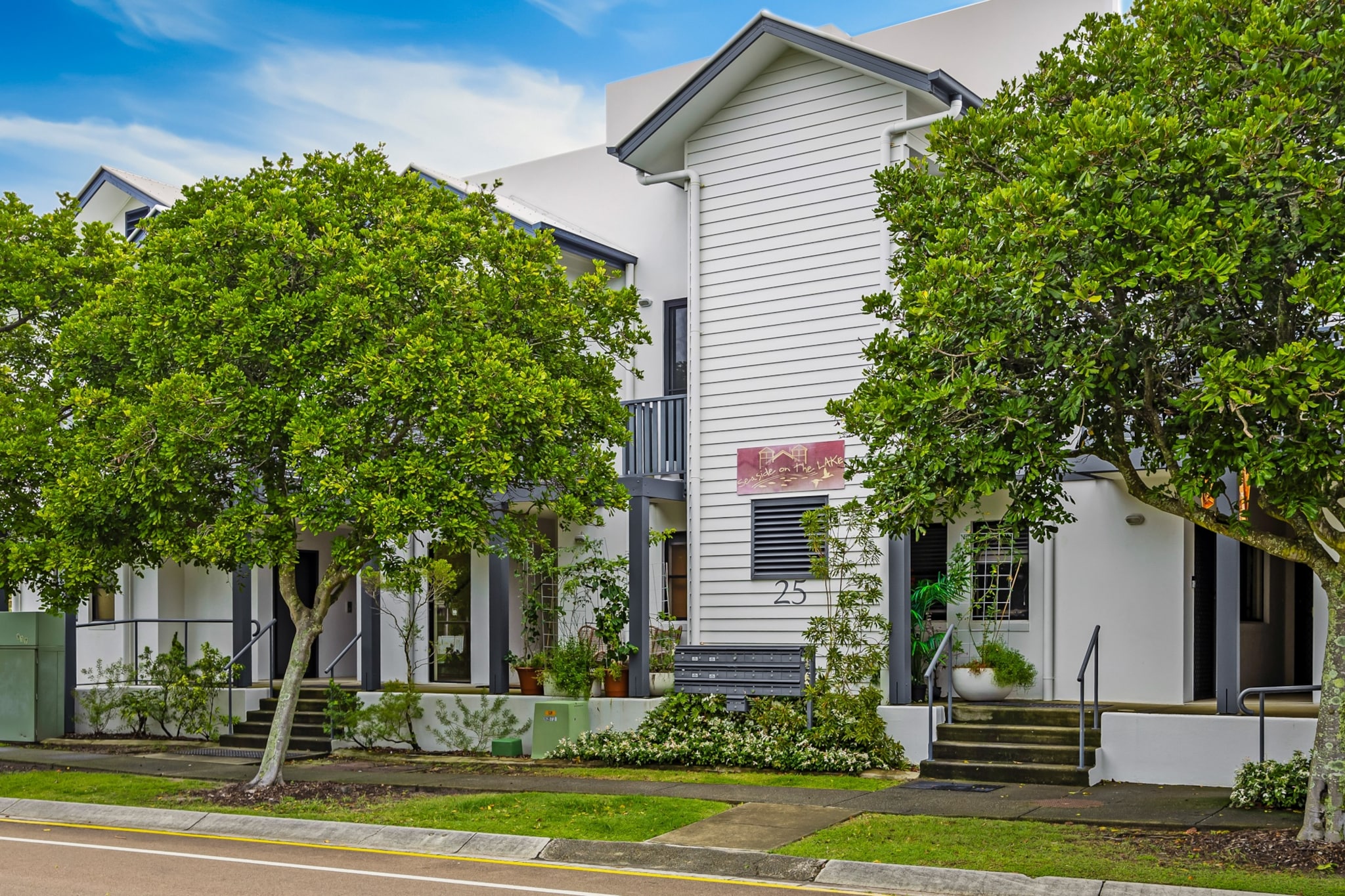 Bed Linen, Hot Water, Internet Access DSL, Wardrobe, Living room(TV, Queen Bed), Kitchen(electric kettle, toaster, coffee machine, microwave, fridge), bathroom(hairdryer, Towels/Sheets (Incl.), shampoo), First Aid, Beach, tumble dryer, washing machine, balcony or terrace, heating, air conditioning, iron, crib(free), body soap, Essentials, dishes and cutlery, Conditioner, Long term stays allowed, Near Ocean, Room-darkening shades, Shower gel, Wine glasses